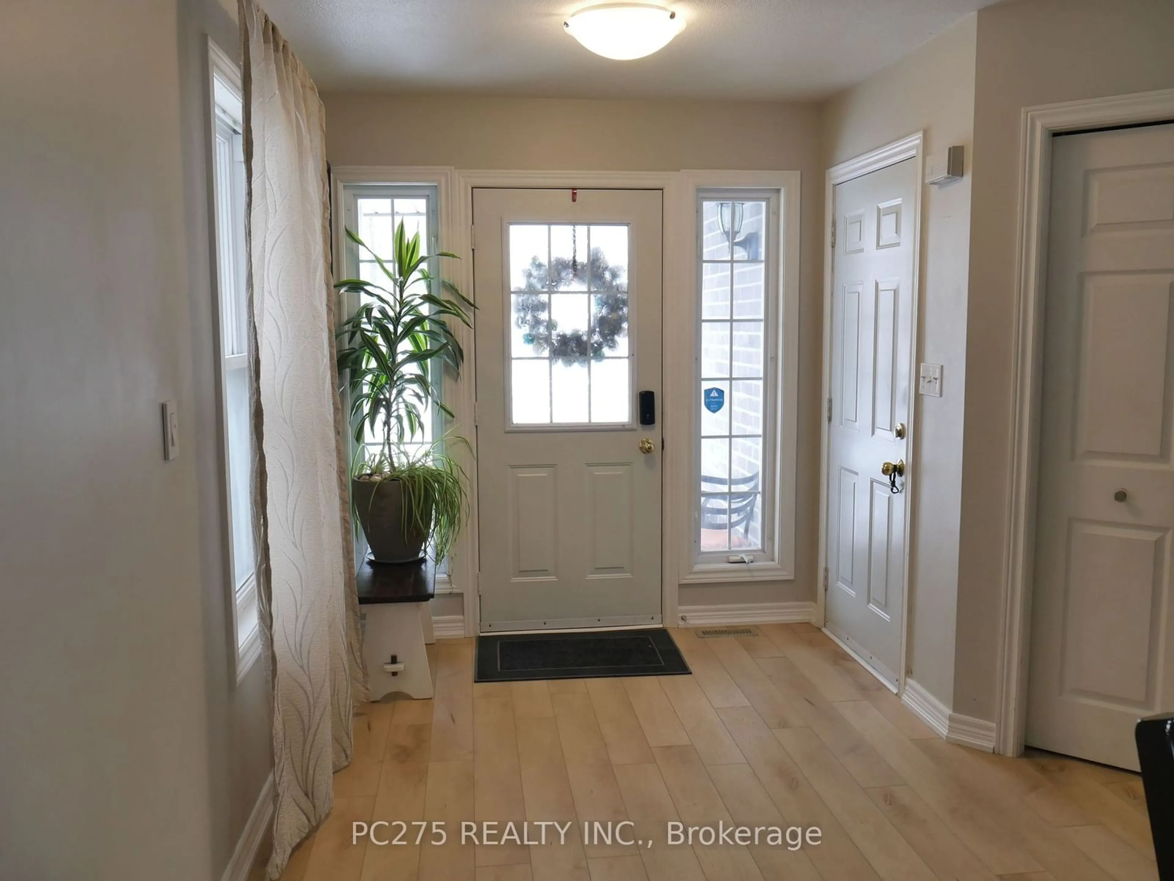 Indoor entryway for 547 Ontario St, Woodstock Ontario N4V 1H2