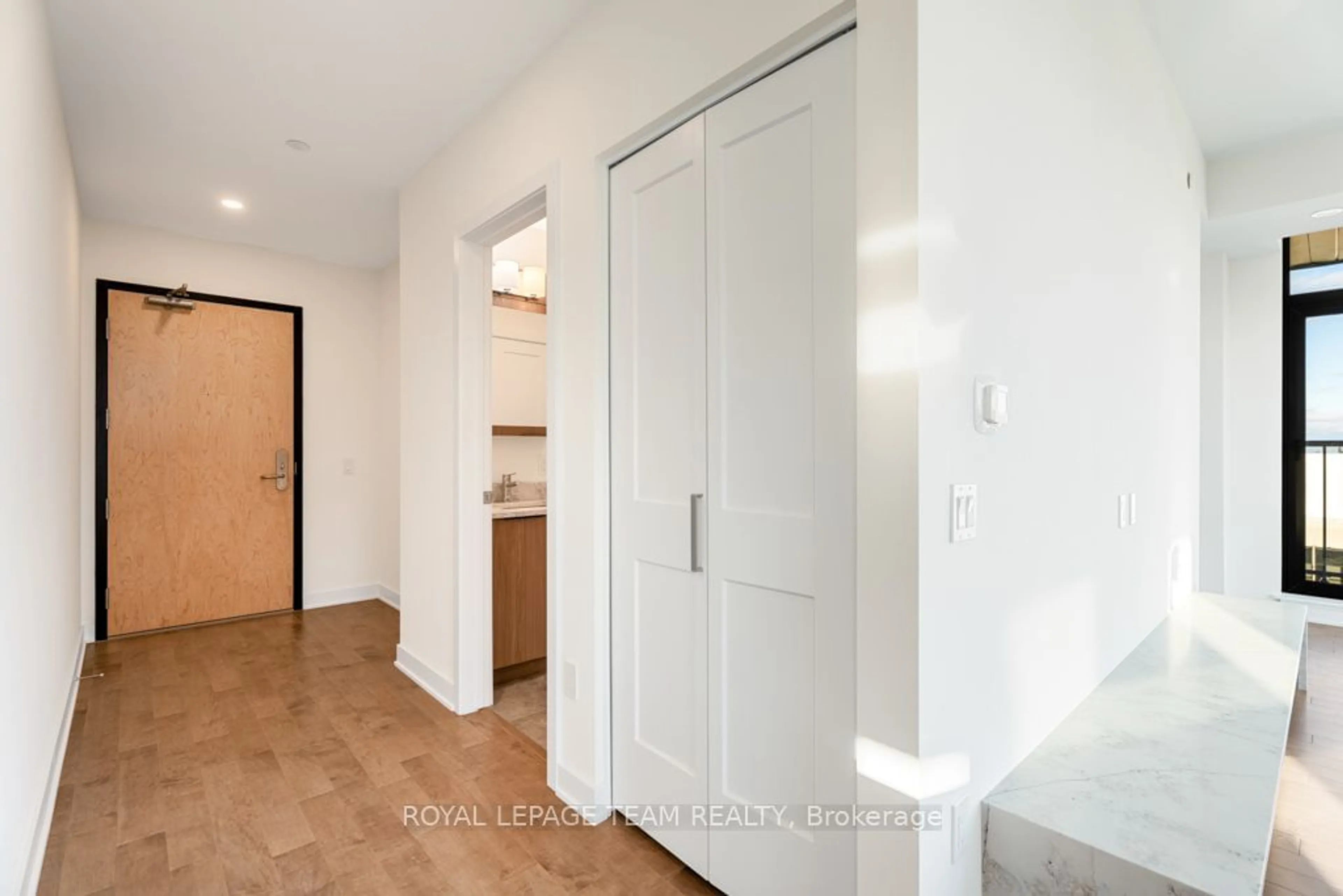 Indoor entryway for 340 Queen St #2704, Ottawa Centre Ontario K1R 0G1