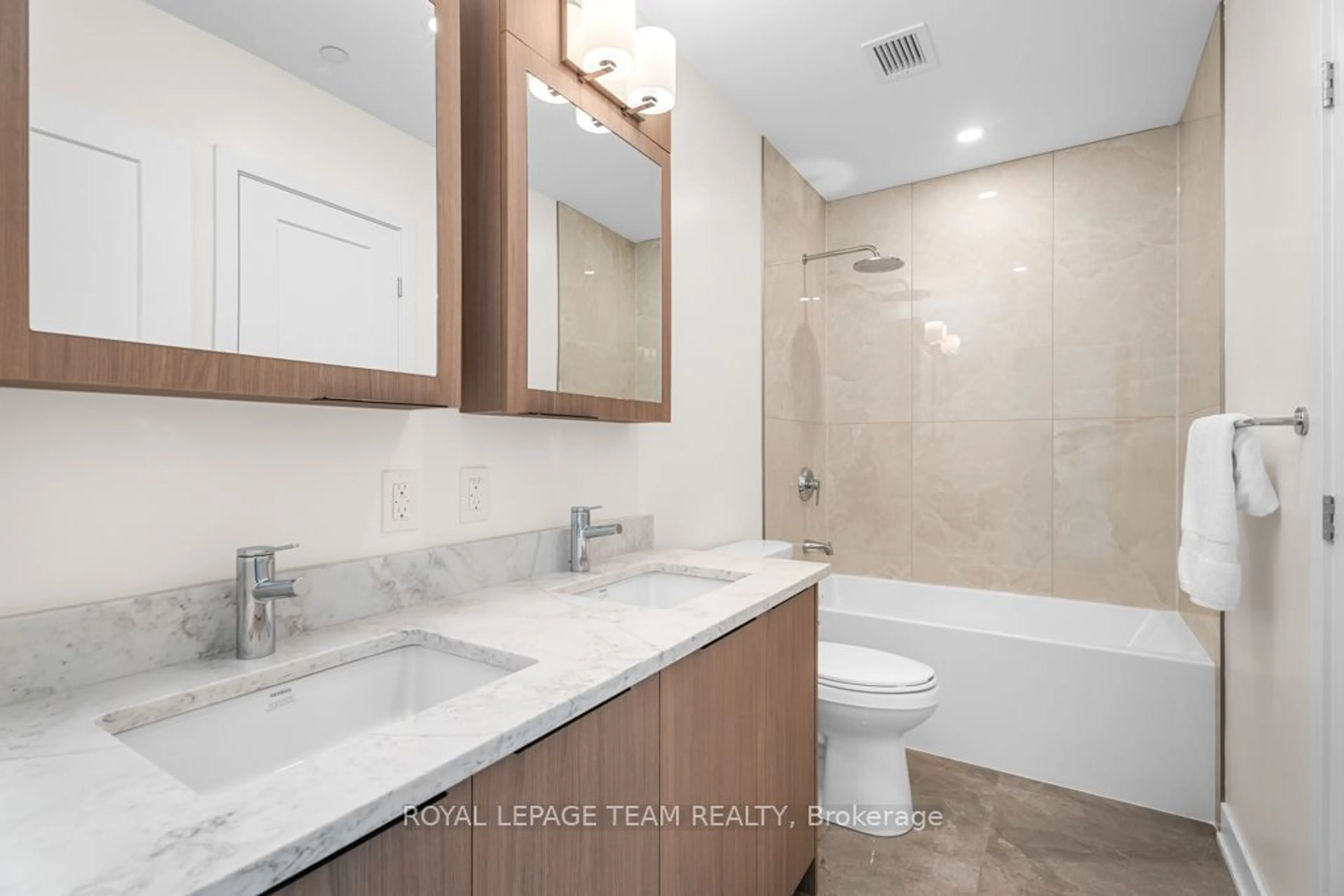 Standard bathroom, ceramic/tile floor for 340 Queen St #2704, Ottawa Centre Ontario K1R 0G1