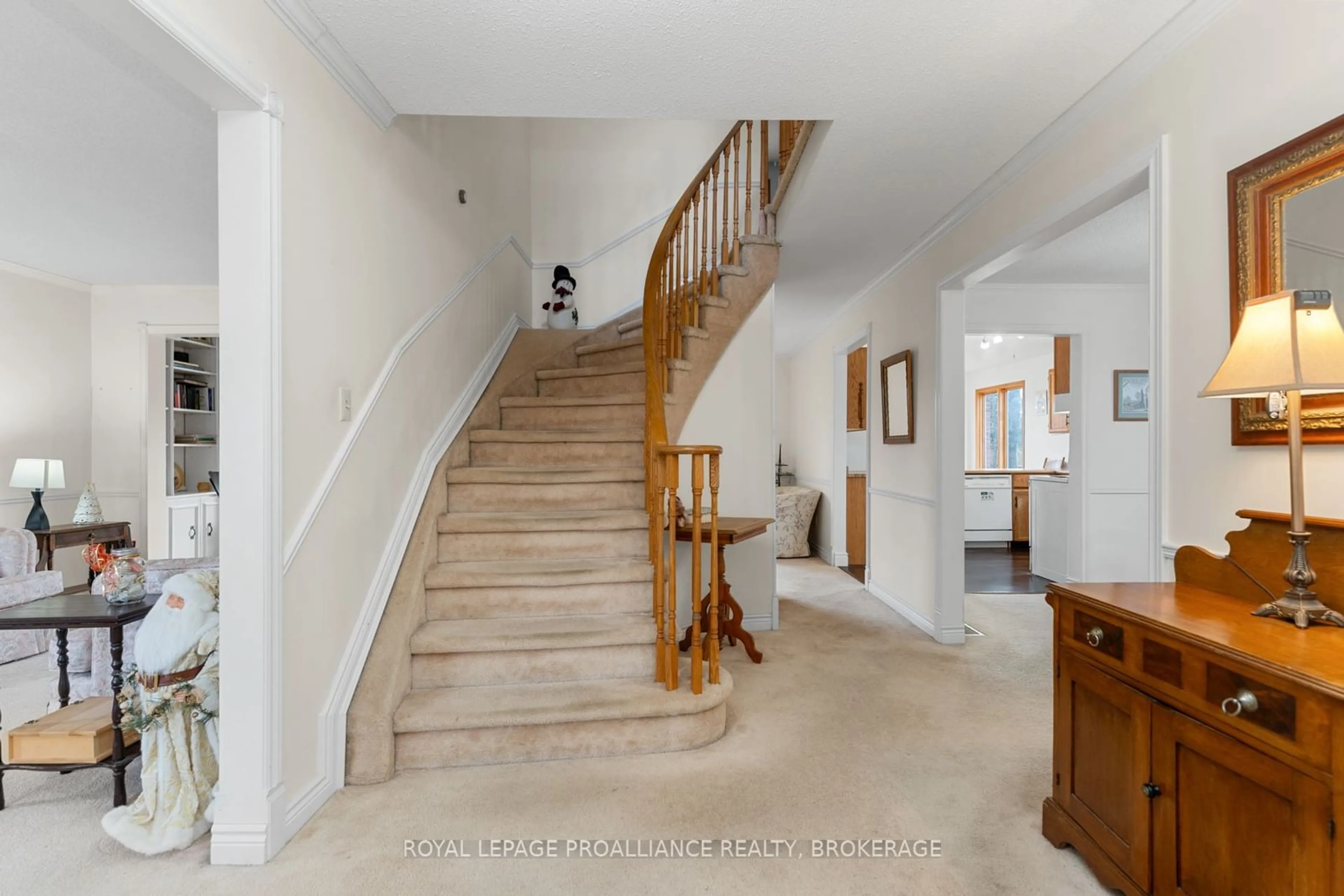 Indoor foyer for 871 Crestwood Ave, Kingston Ontario K7P 1S7