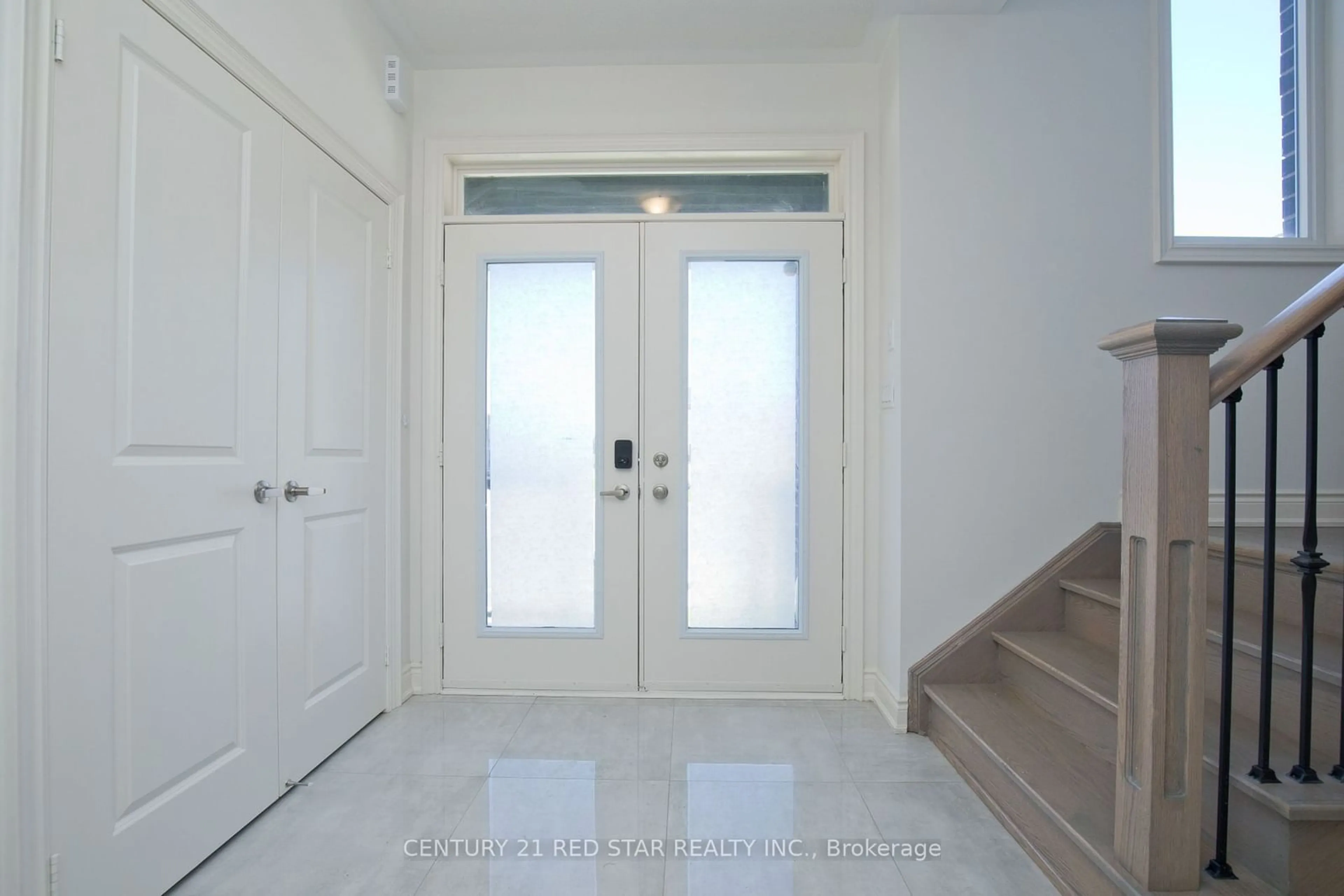 Indoor entryway for 92 Elstone Pl, Hamilton Ontario L8B 1Y9