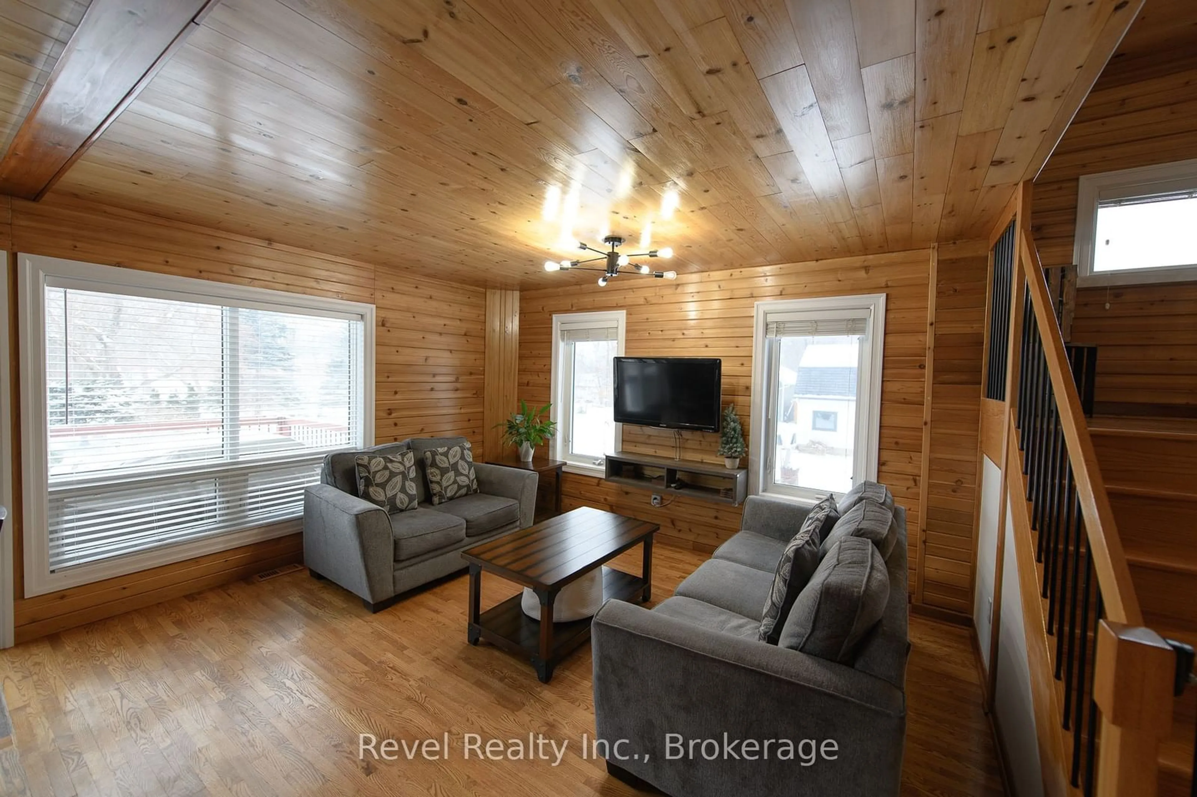 Living room with furniture, wood/laminate floor for 186 Richmond St, Meaford Ontario N4L 1B3