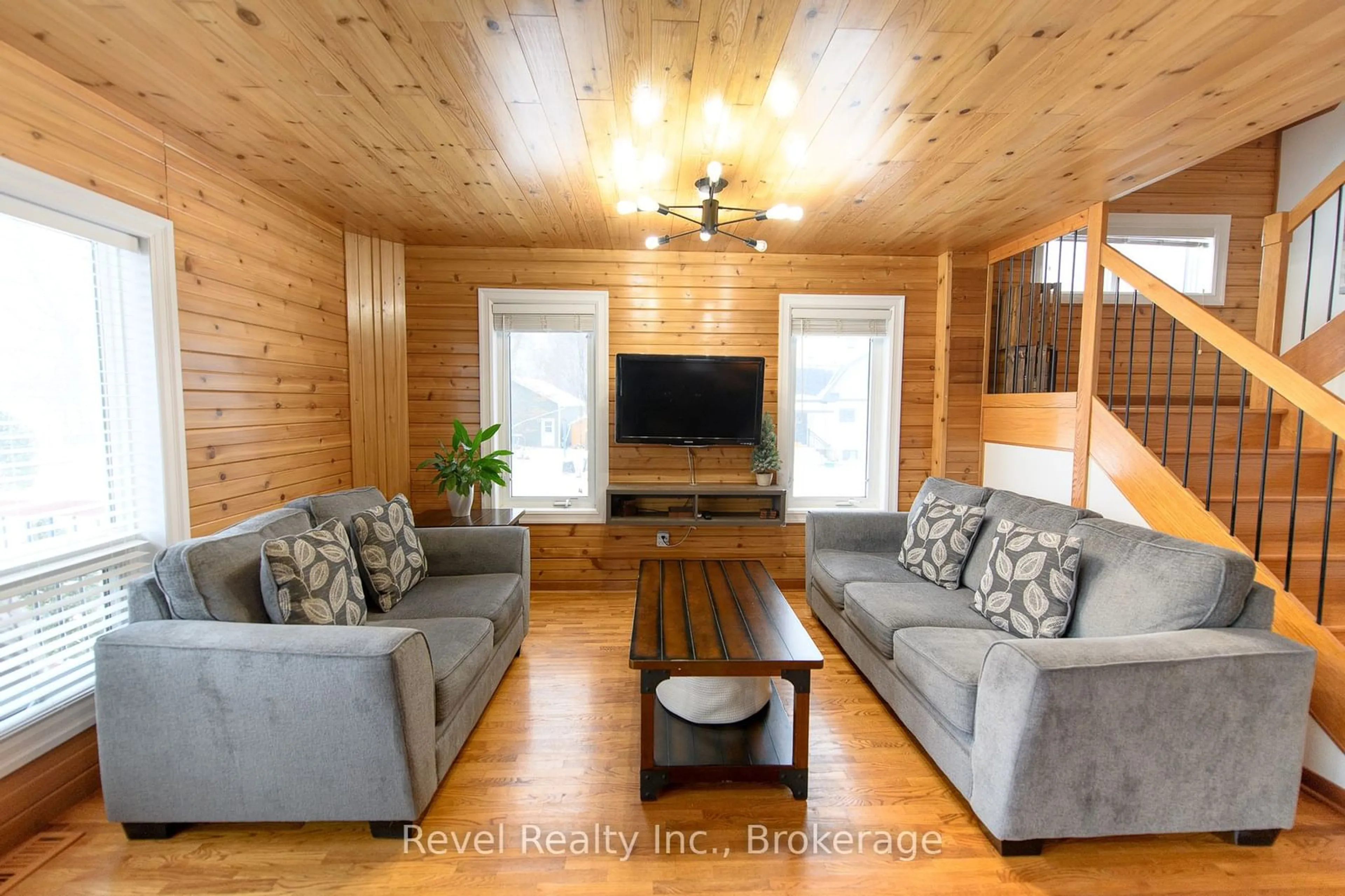 Living room with furniture, wood/laminate floor for 186 Richmond St, Meaford Ontario N4L 1B3