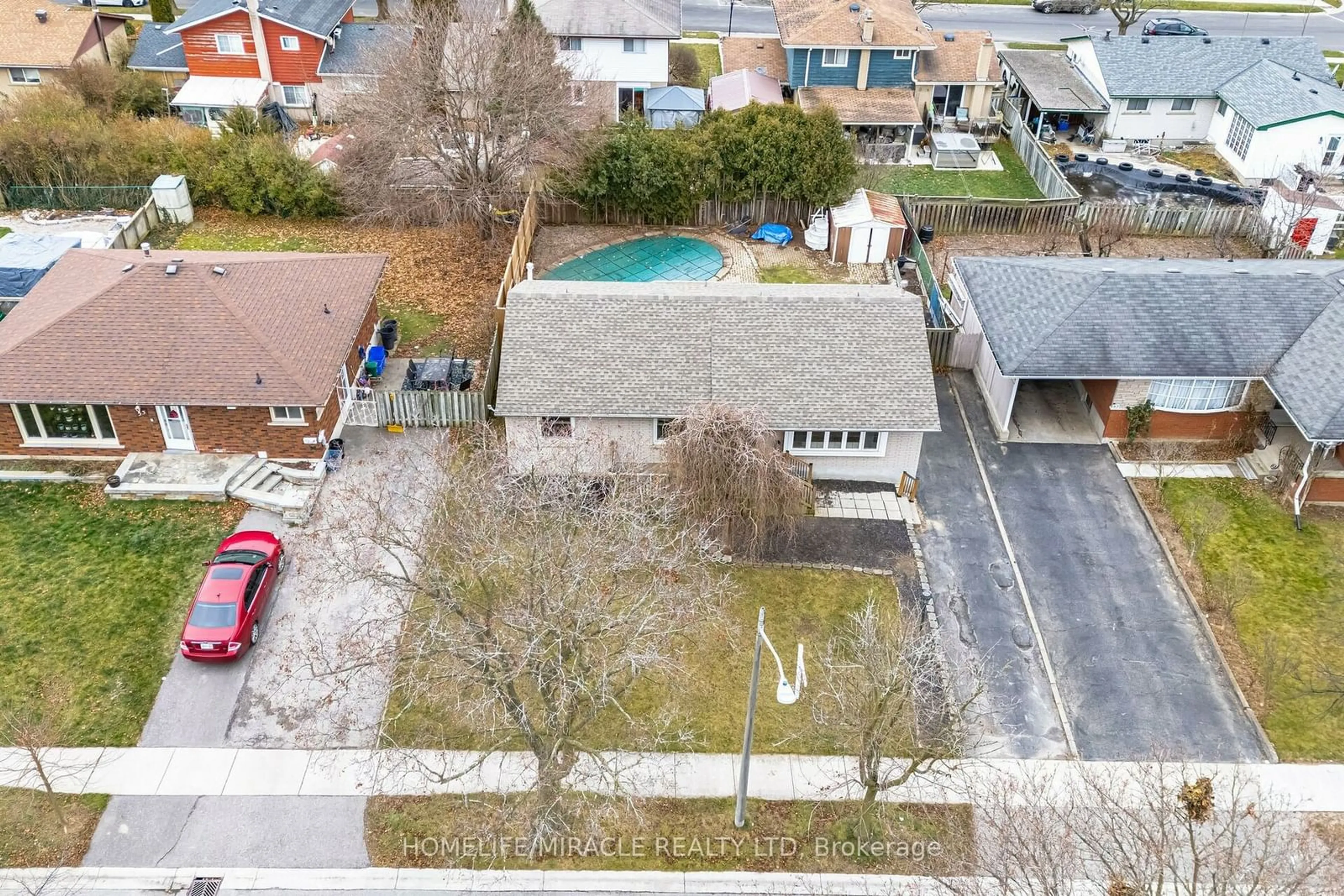 A pic from outside/outdoor area/front of a property/back of a property/a pic from drone, street for 55 Morning Dew Dr, Brantford Ontario N3R 3P1