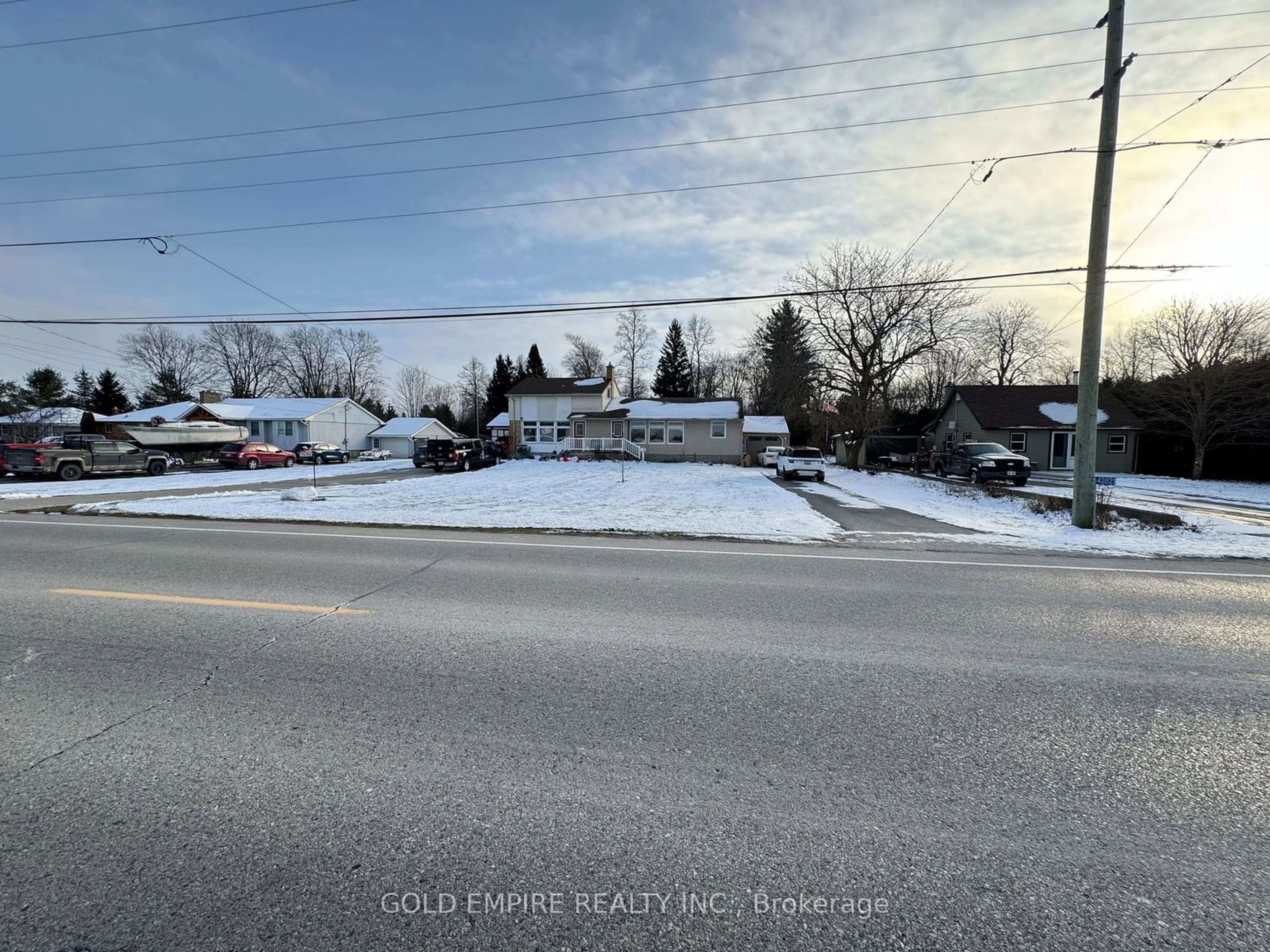 A pic from outside/outdoor area/front of a property/back of a property/a pic from drone, street for 42821 SOUTHDALE Line, St. Thomas Ontario N5R 1C1