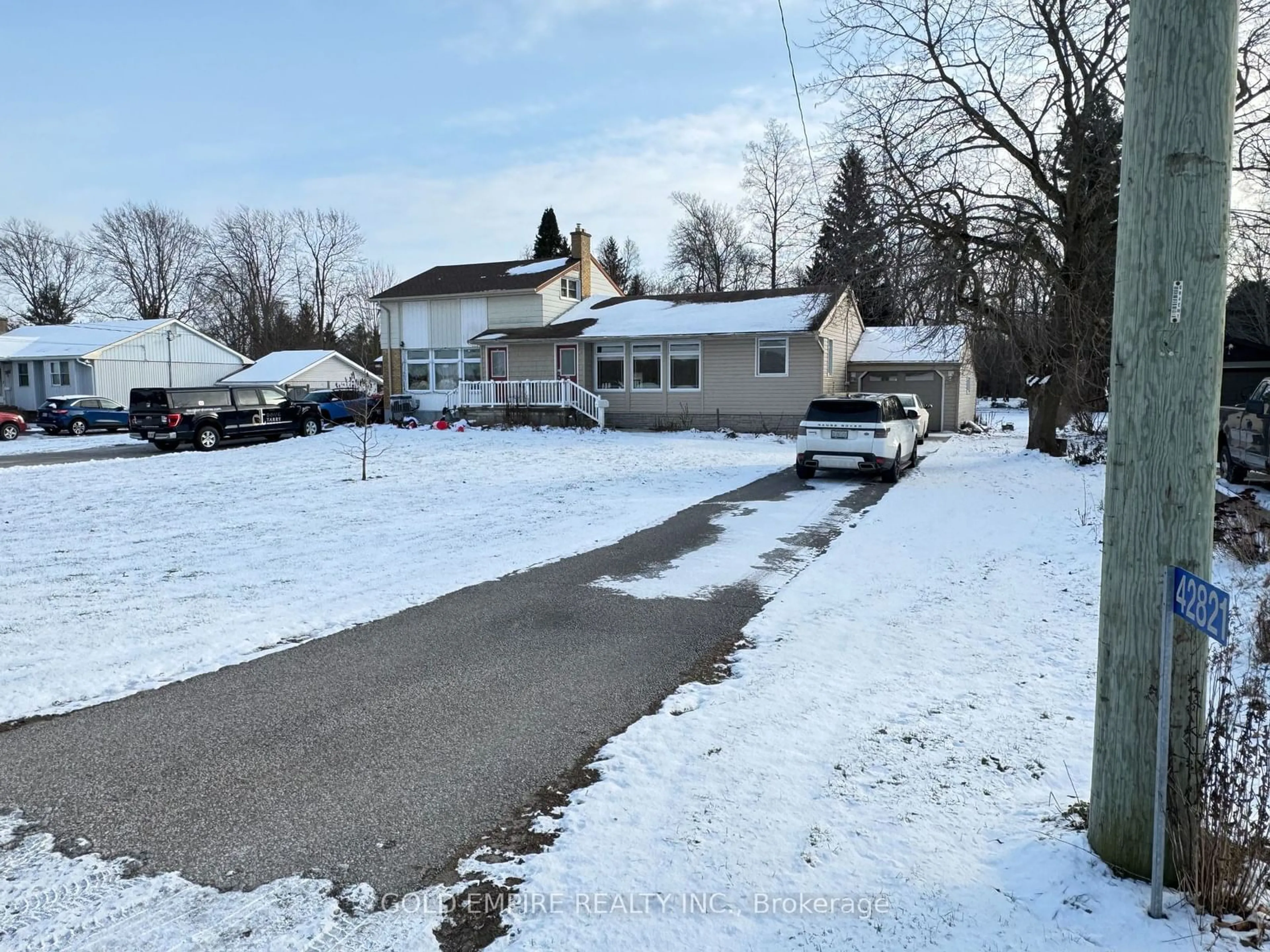 A pic from outside/outdoor area/front of a property/back of a property/a pic from drone, street for 42821 SOUTHDALE Line, St. Thomas Ontario N5R 1C1