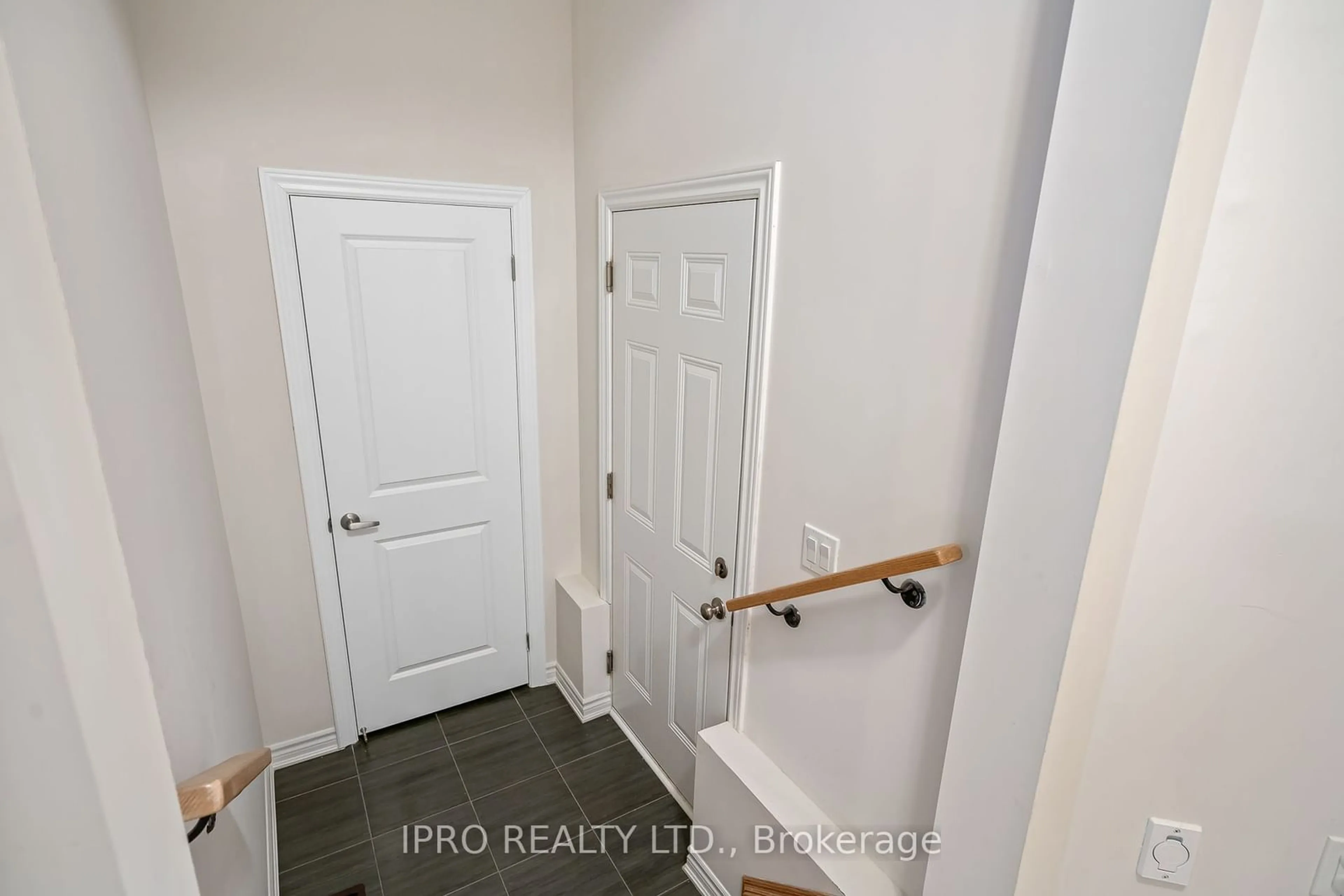 Indoor entryway for 5 Sapphire Way, Thorold Ontario L2V 0L4