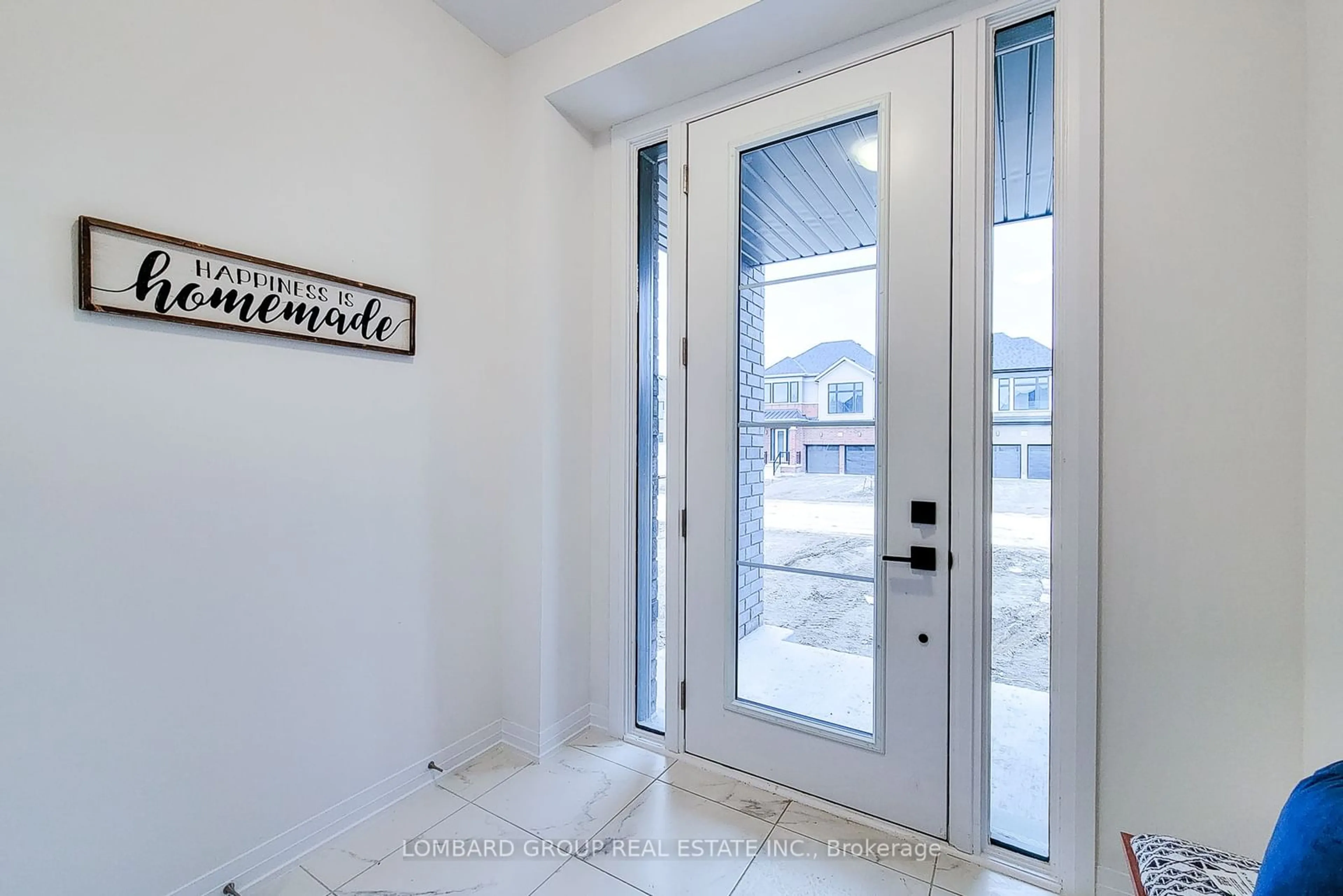 Indoor entryway for 635 Windwood Dr, Hamilton Ontario L0R 1C0