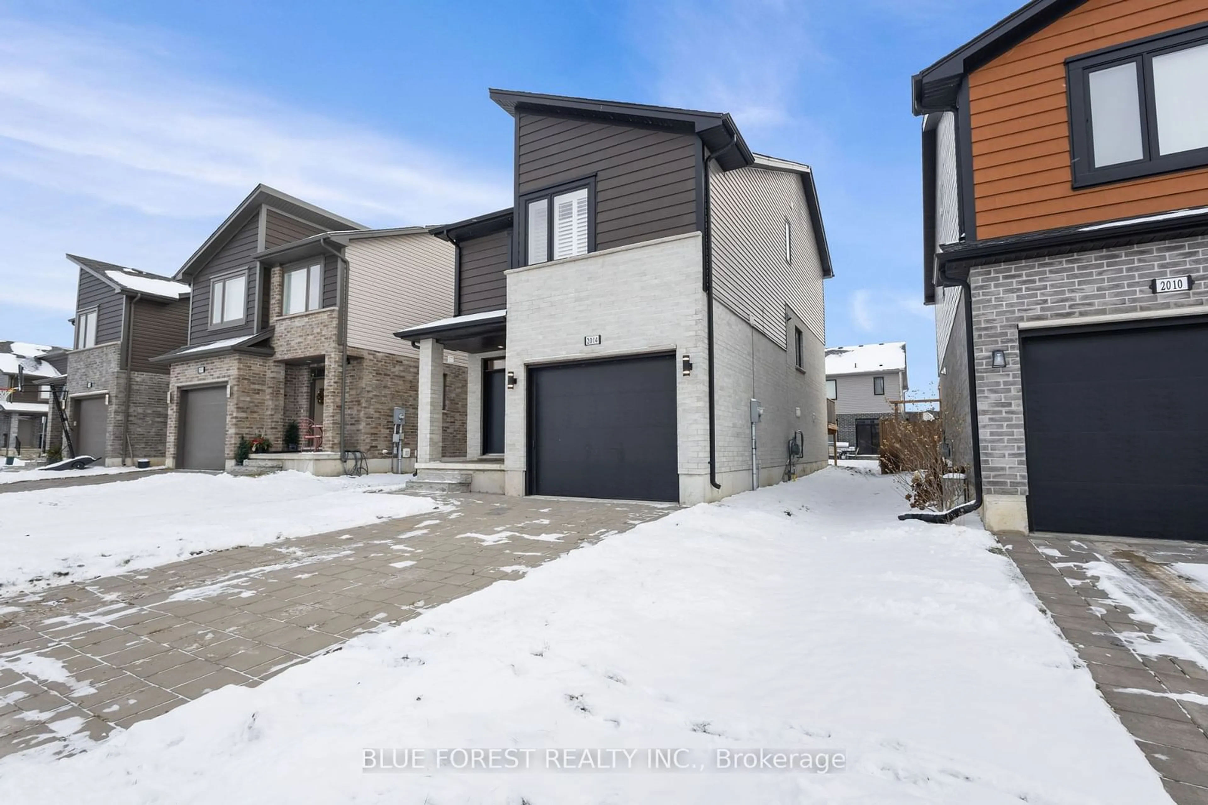 A pic from outside/outdoor area/front of a property/back of a property/a pic from drone, street for 2014 Clayridge Way, London Ontario N6G 0V3