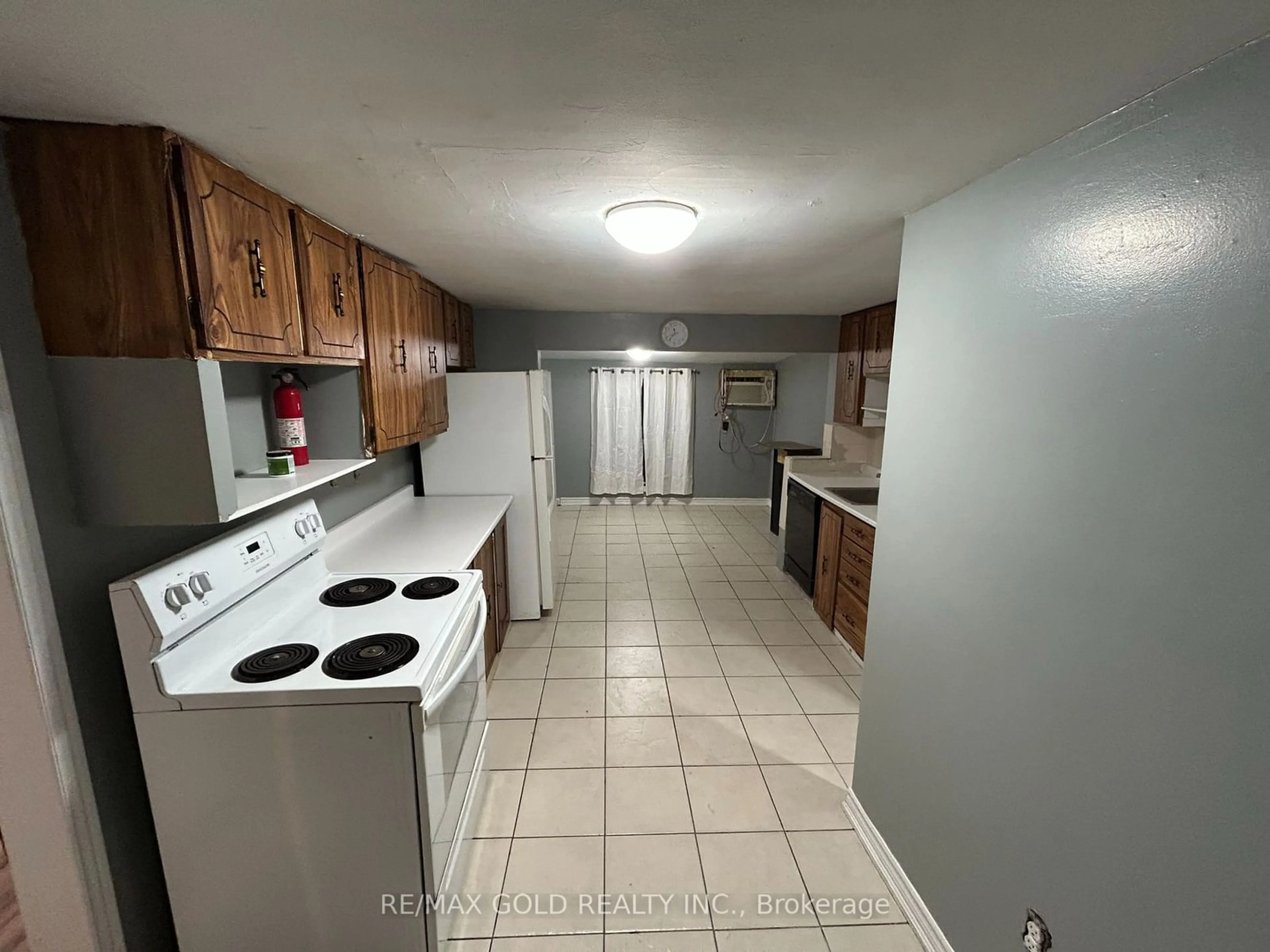 Standard kitchen, unknown for 3553 King St, Windsor Ontario N9C 1P4