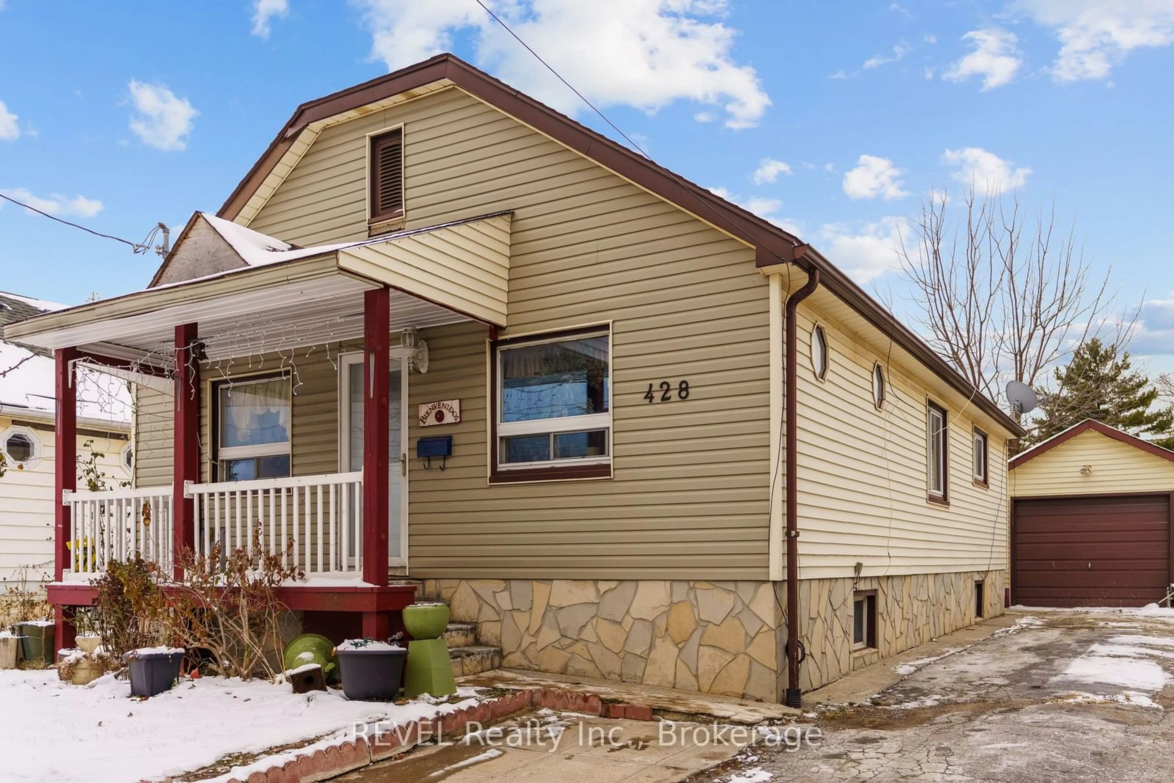 Home with vinyl exterior material, street for 428 Carlton St, St. Catharines Ontario L2M 4W8