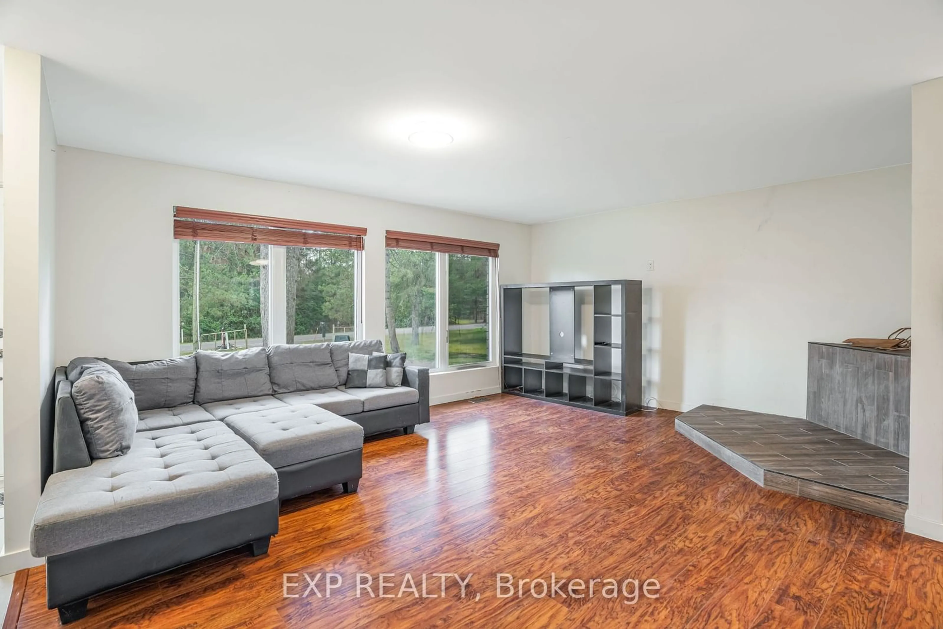 Living room with furniture, wood/laminate floor for 277 Belvedere Rd, Clarence-Rockland Ontario K0A 2A0