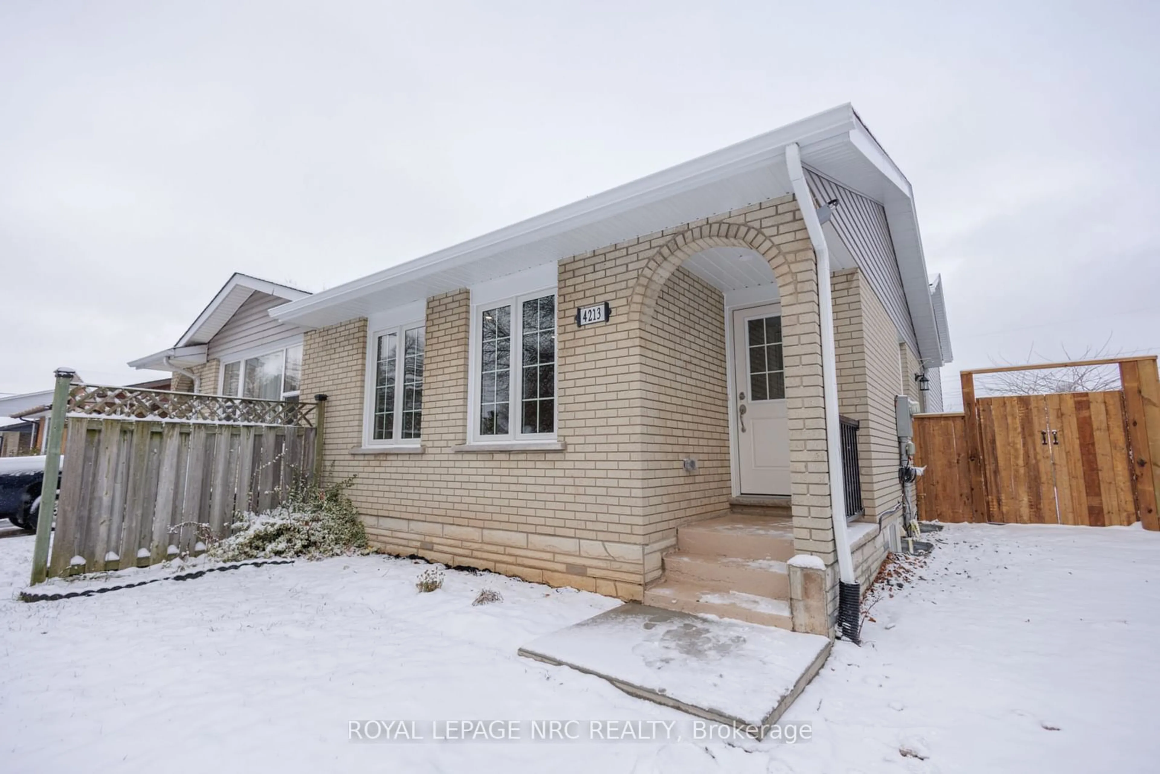 Home with brick exterior material, street for 4213 Briarwood Ave, Niagara Falls Ontario L2E 6Z1