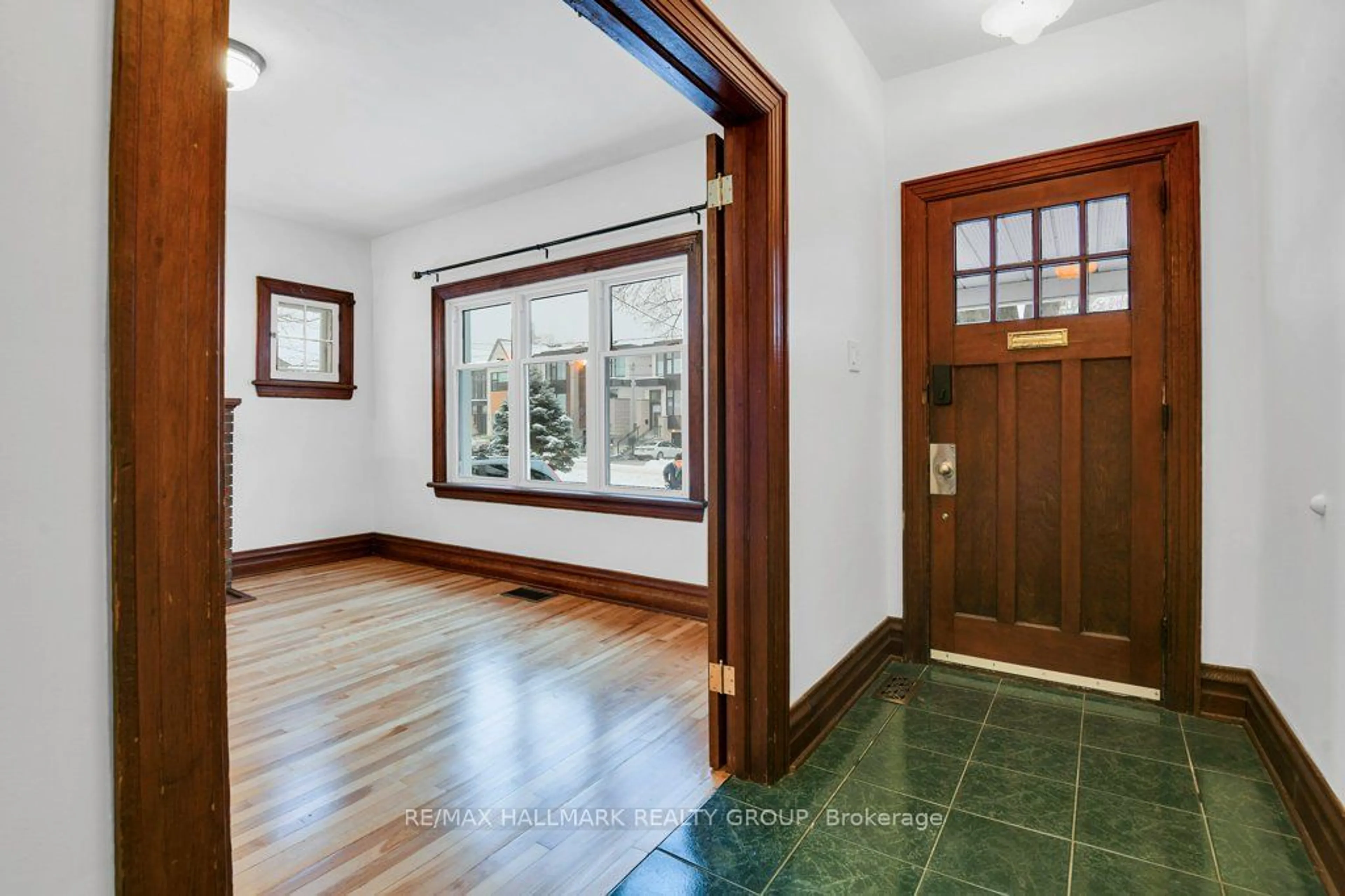 Indoor entryway for 561 Edison Ave, Carlingwood - Westboro and Area Ontario K2A 1V5