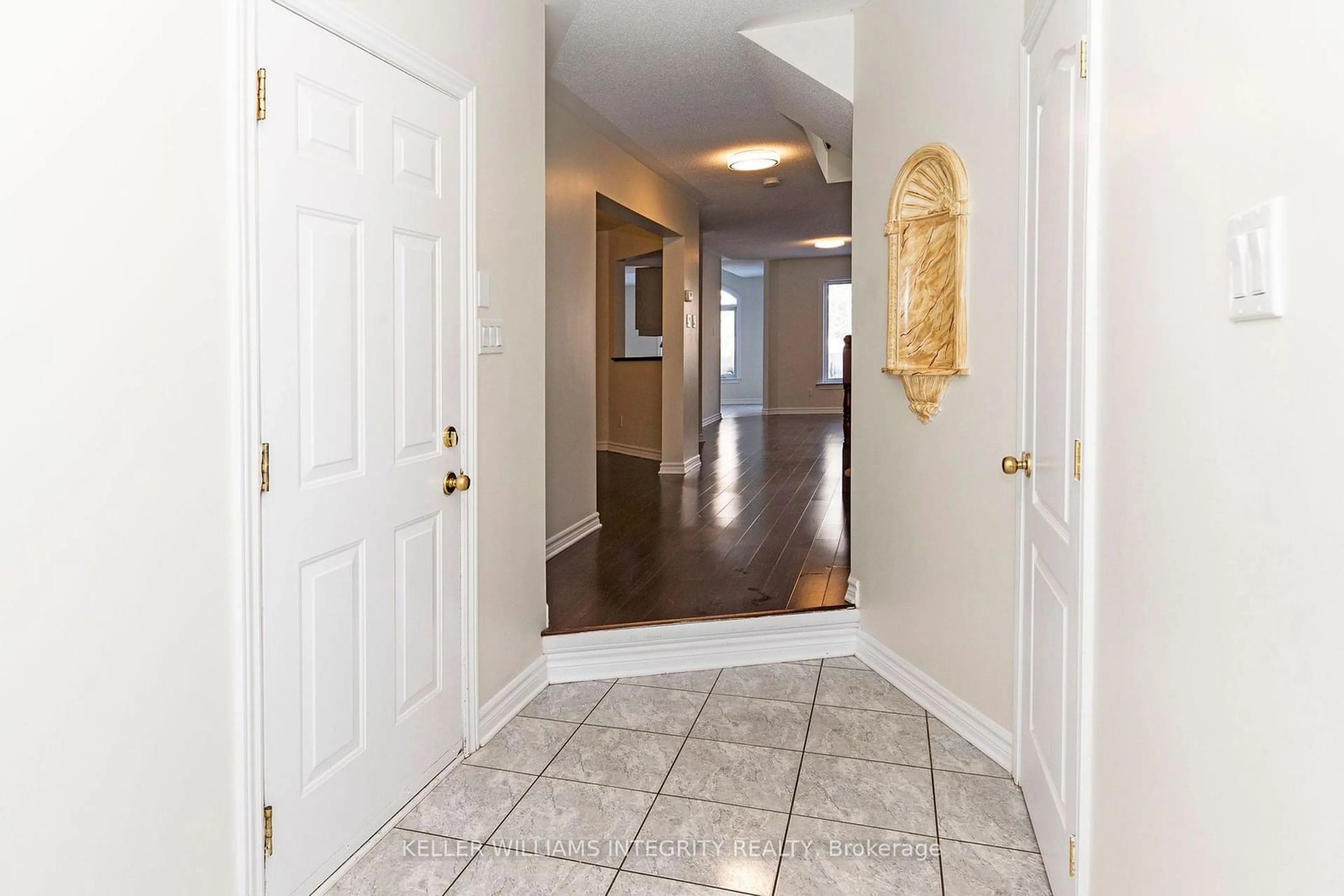 Indoor foyer for 460 cache bay Cres, Blossom Park - Airport and Area Ontario K1T 4H2