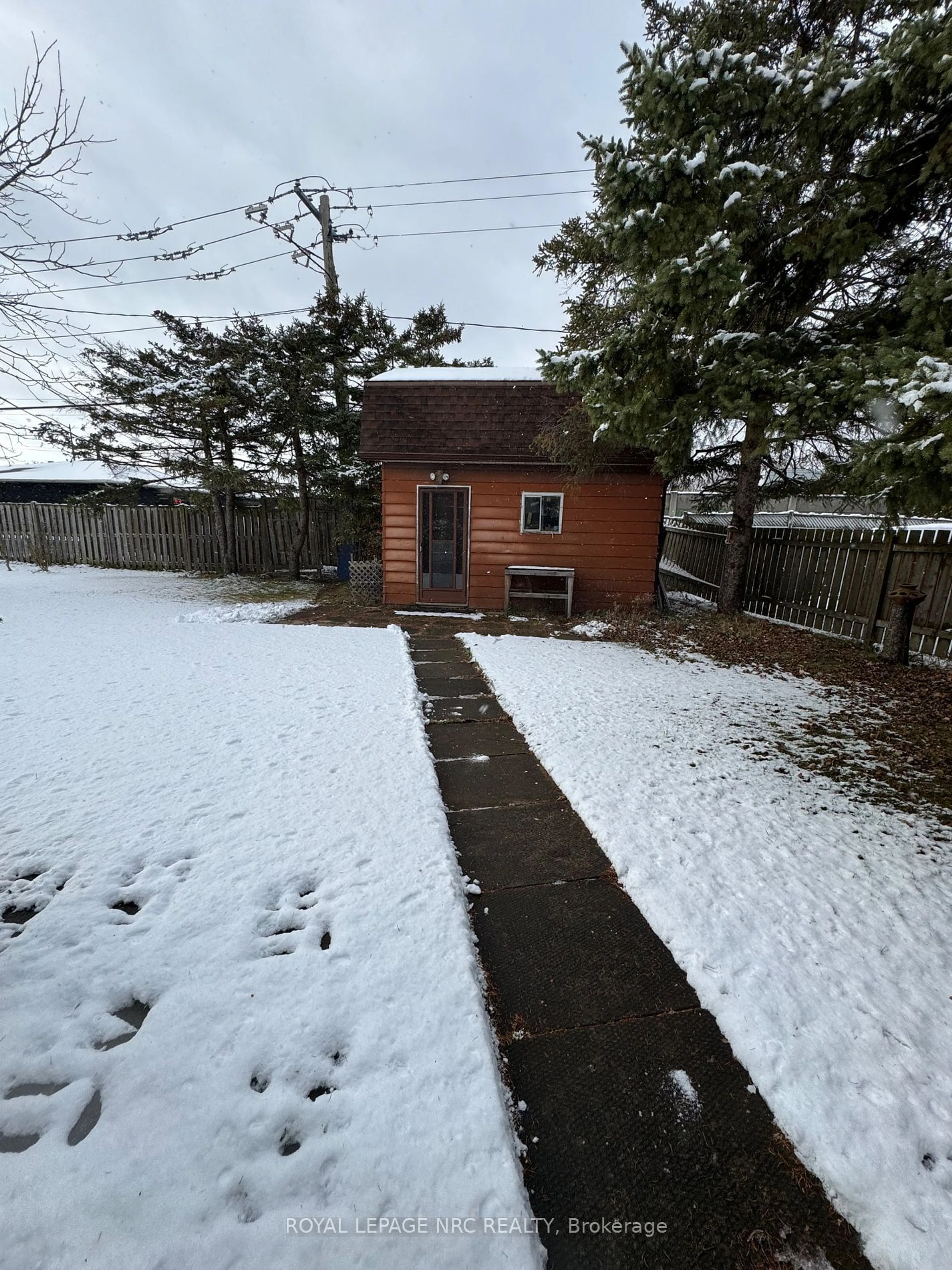 Shed for 94 Pinehurst Dr, Welland Ontario L3C 3J1