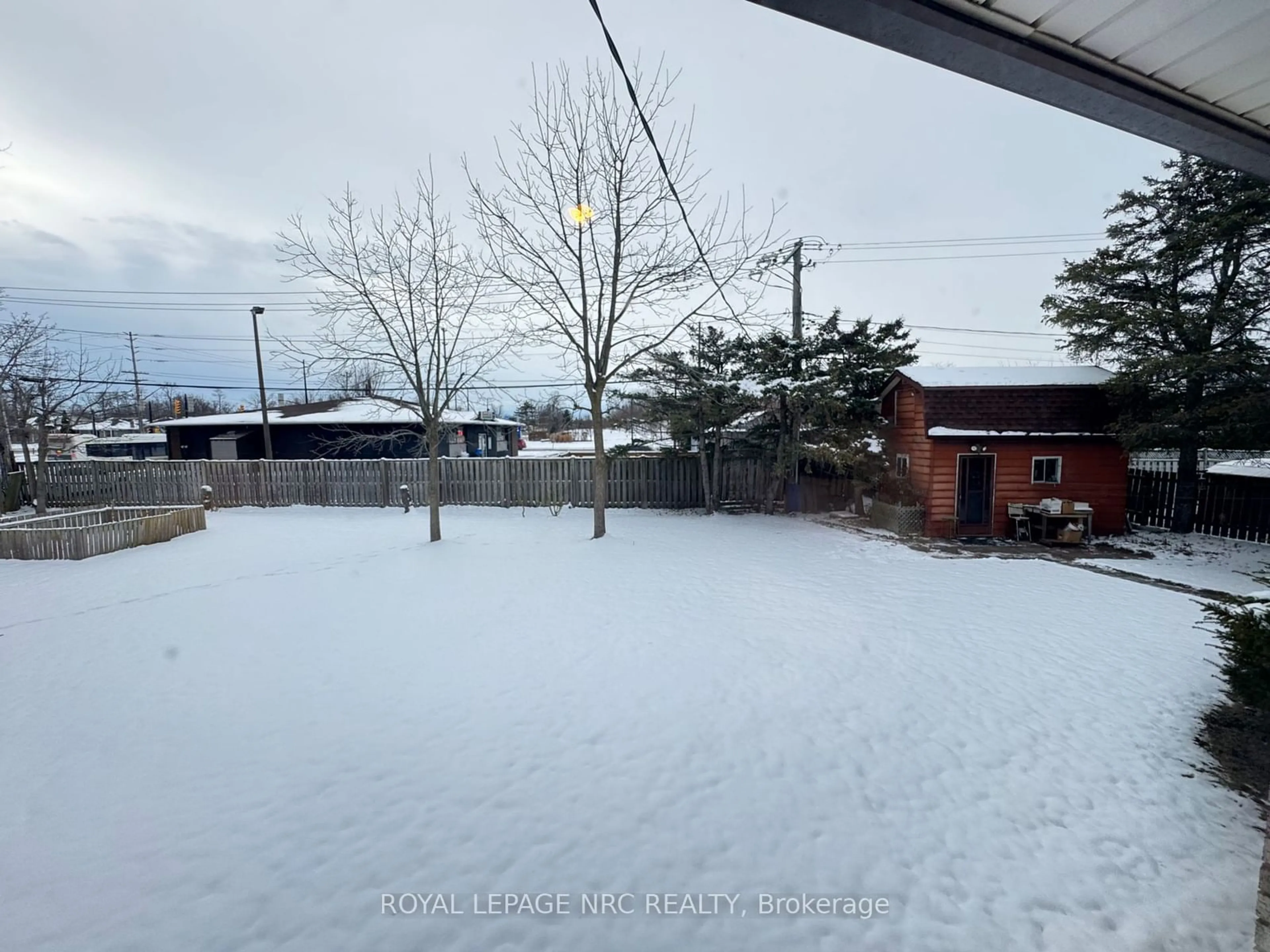 A pic from outside/outdoor area/front of a property/back of a property/a pic from drone, street for 94 Pinehurst Dr, Welland Ontario L3C 3J1