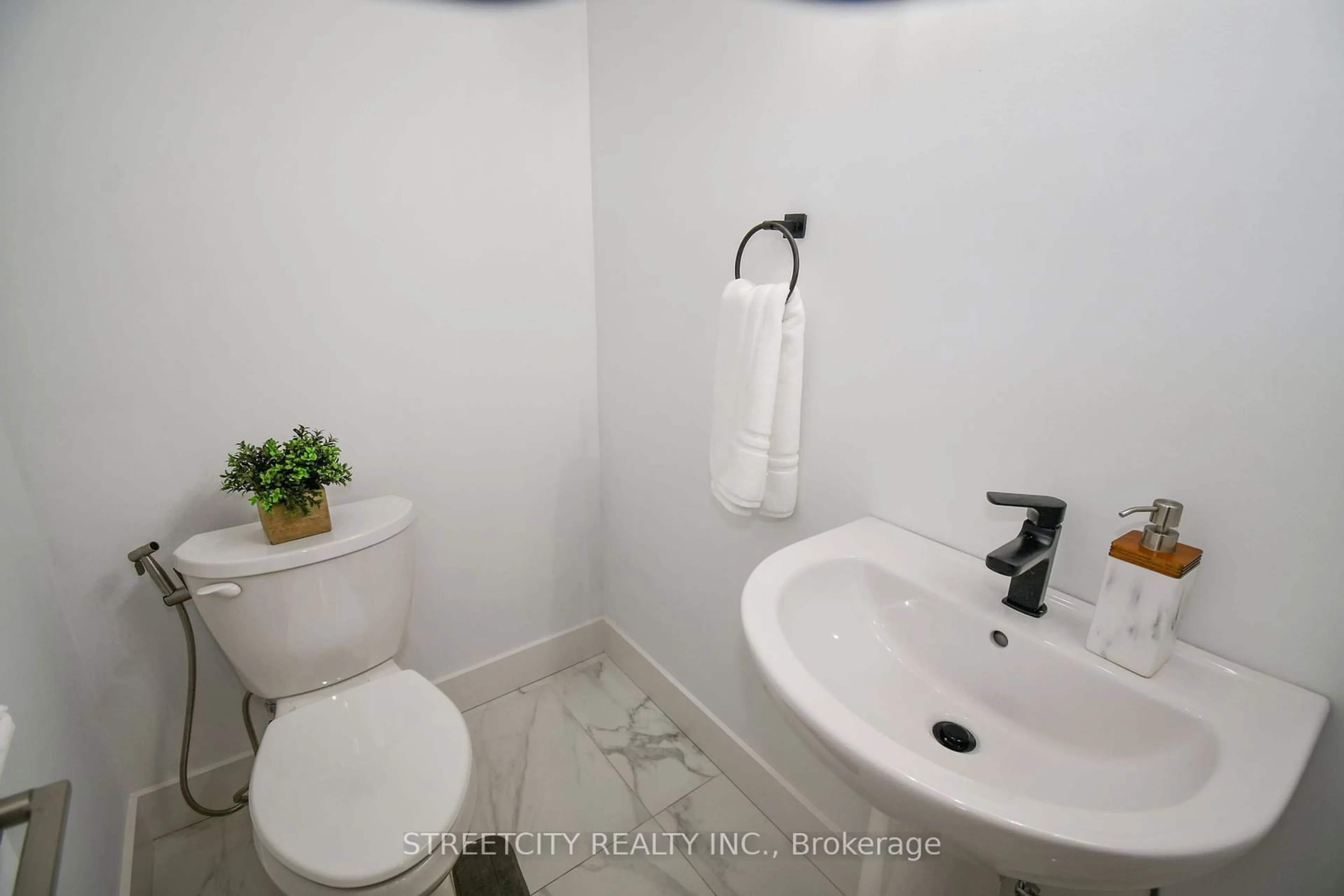 Standard bathroom, ceramic/tile floor for 2705 Oriole Dr, London Ontario N6M 0G6