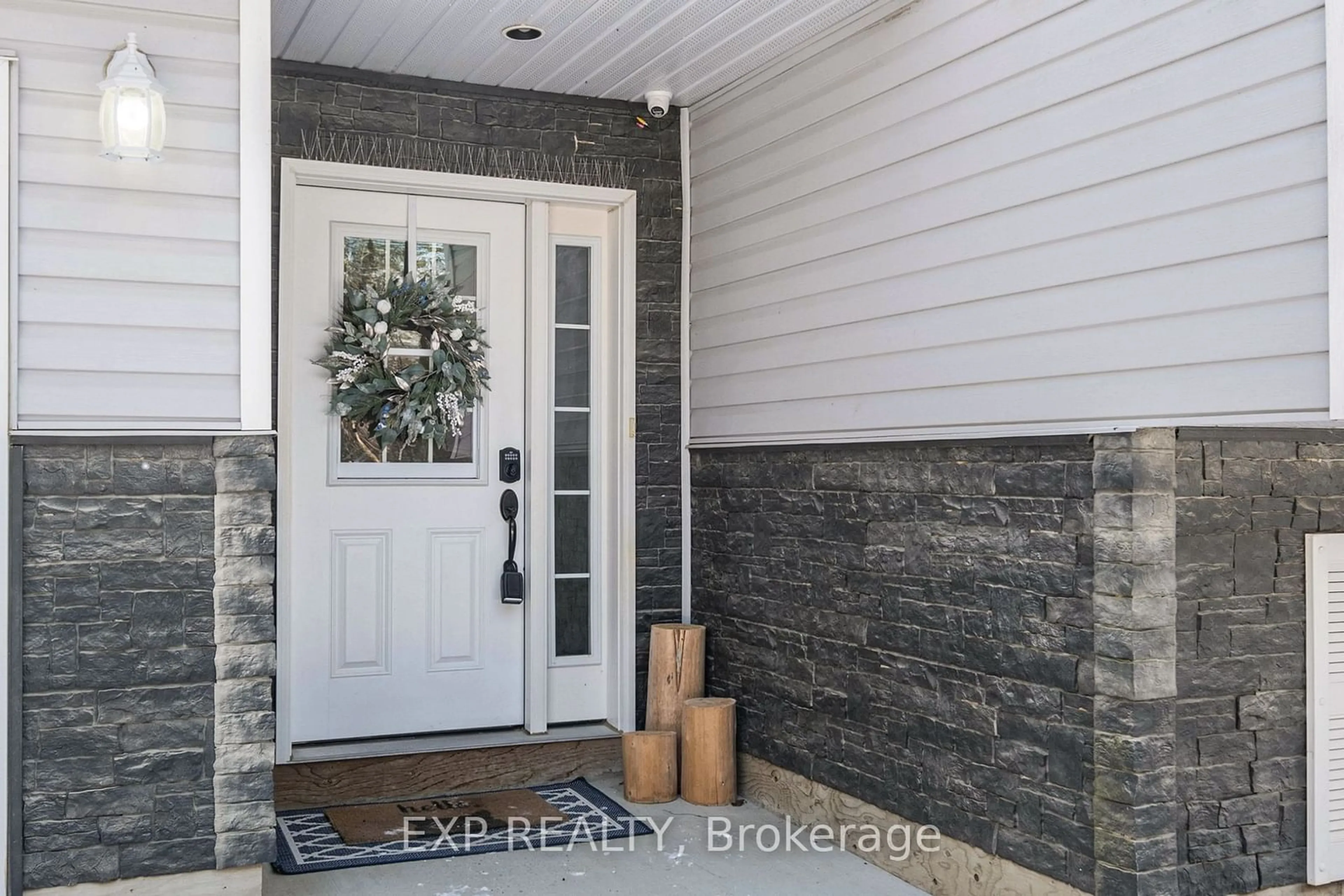 Indoor entryway for 883 Pinery Rd, Montague Ontario K7A 4S7