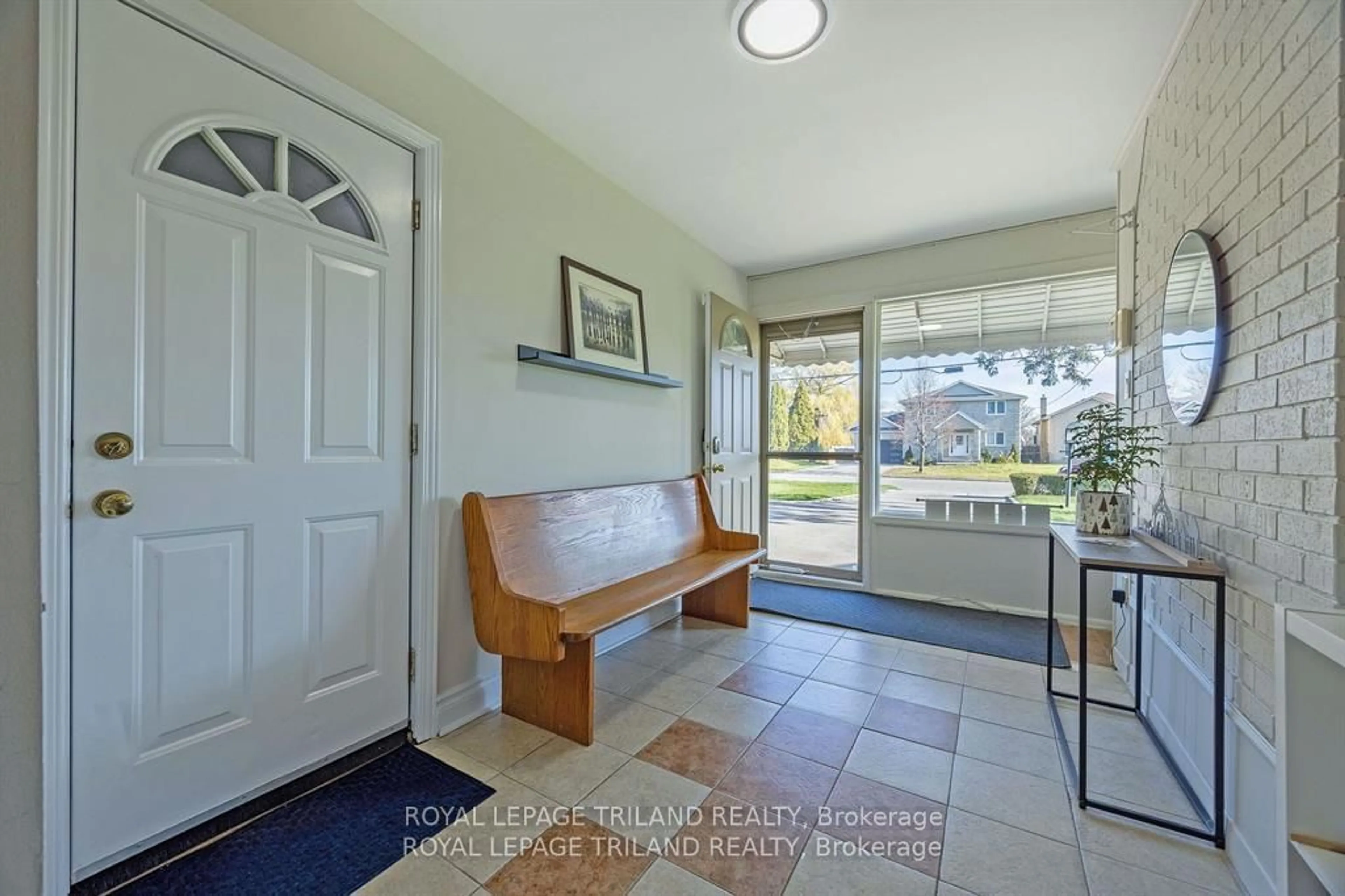 Indoor entryway for 859 Willow Dr, London Ontario N6E 1P2