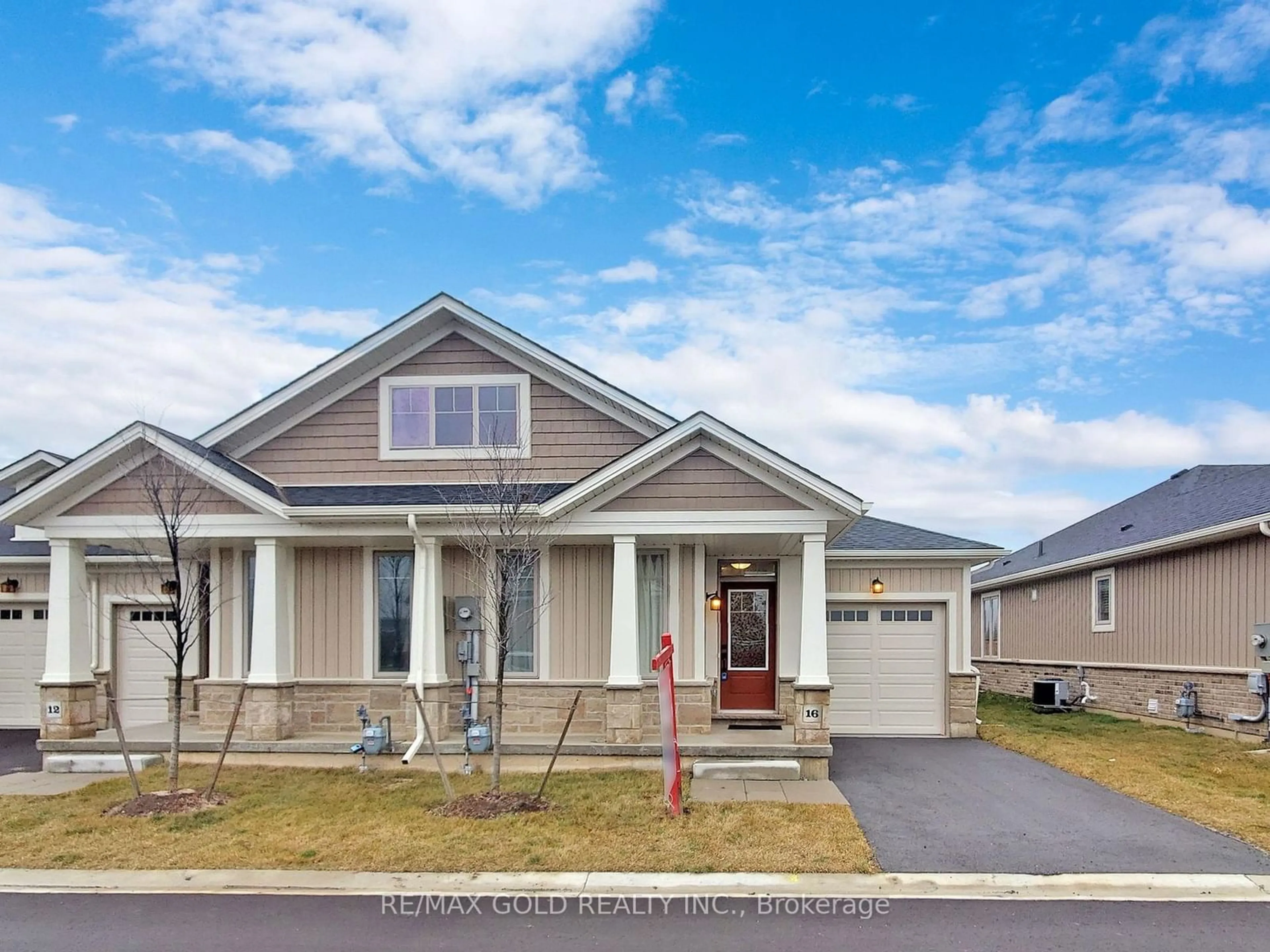 Home with vinyl exterior material, street for 16 Noah Common, St. Catharines Ontario L2P 0G1