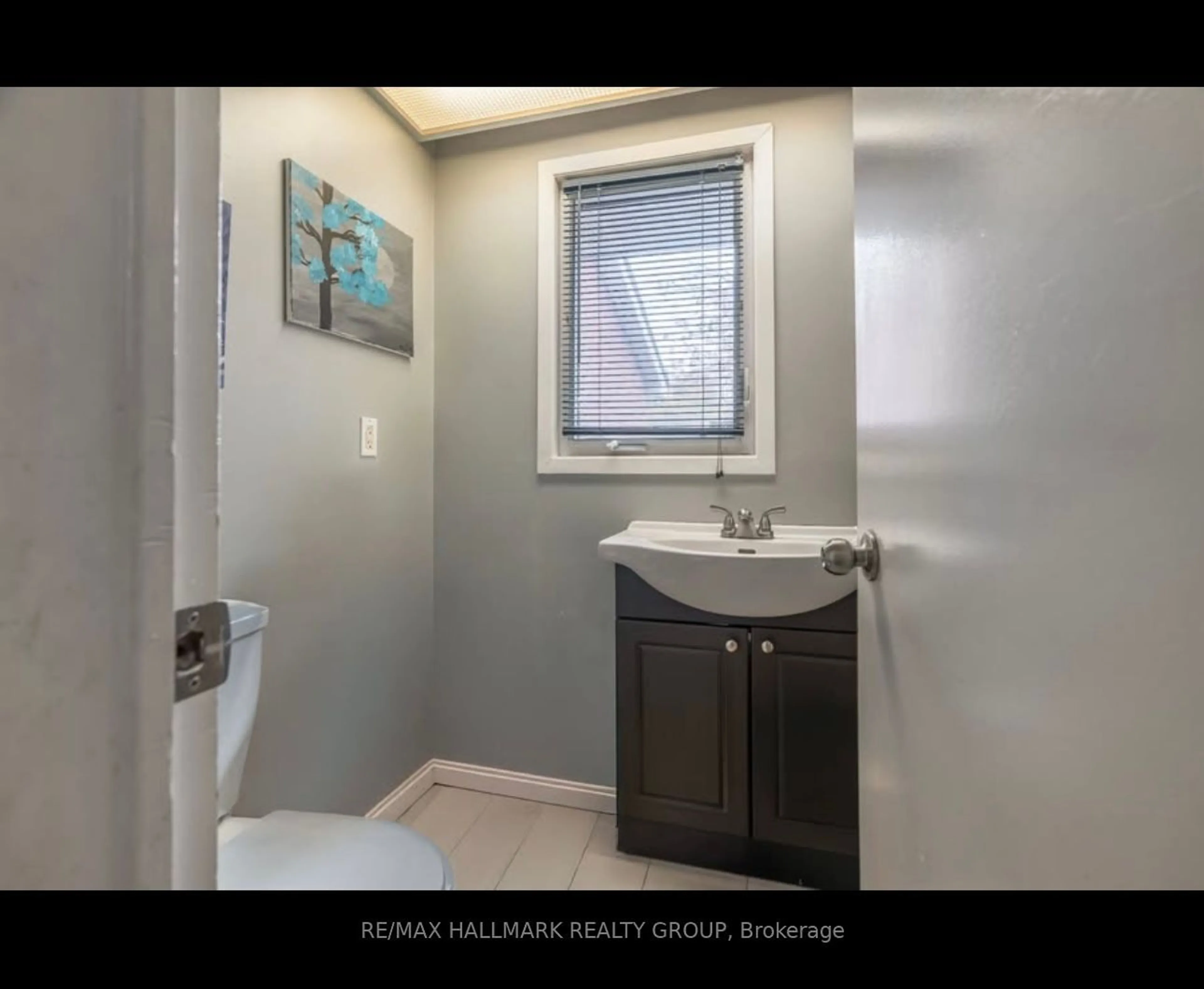 Standard bathroom, ceramic/tile floor for 30 Castlebrook Lane #B, South of Baseline to Knoxdale Ontario K2G 5G5