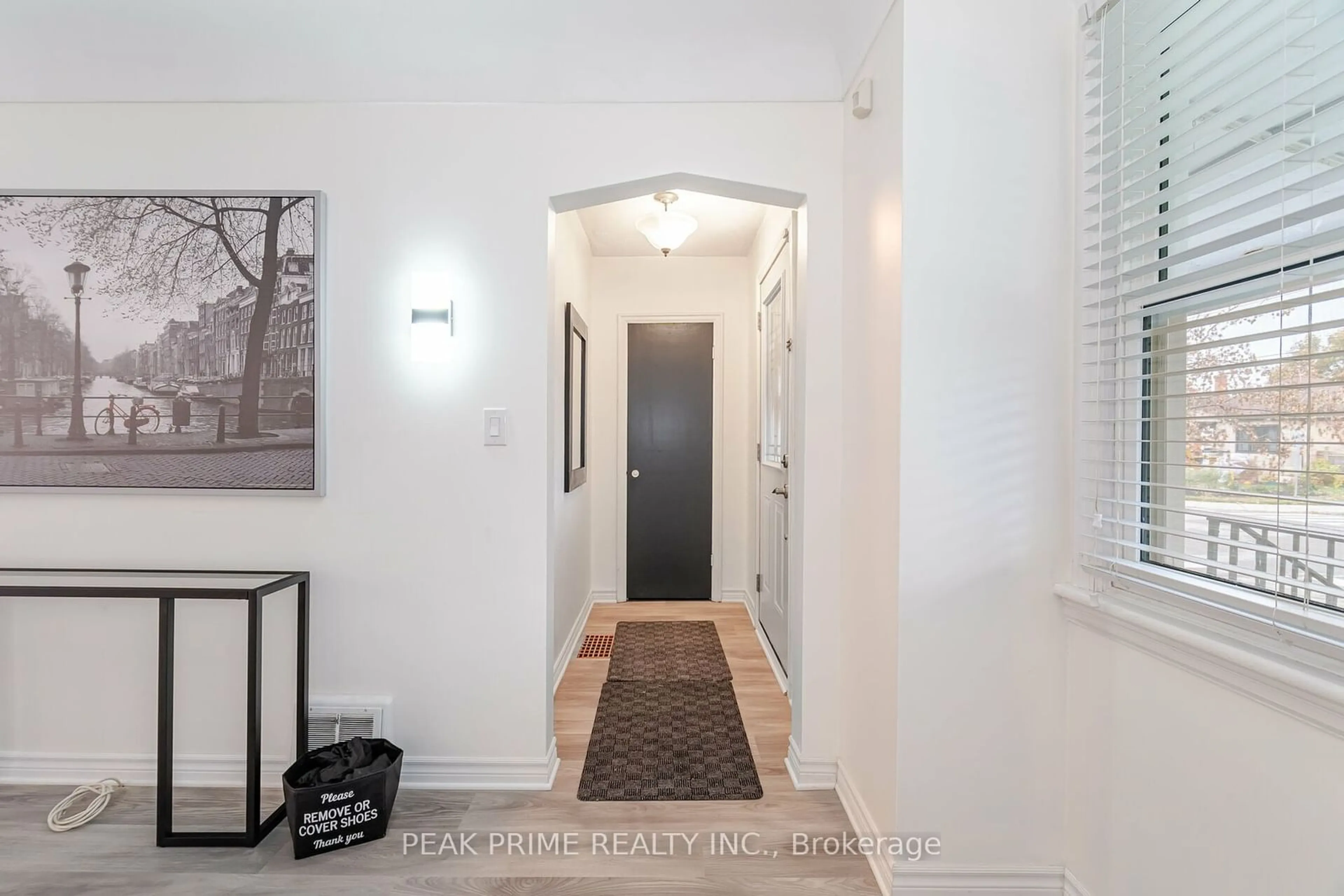 Indoor entryway for 204 Summerhill Ave, Hamilton Ontario L8K 3N7