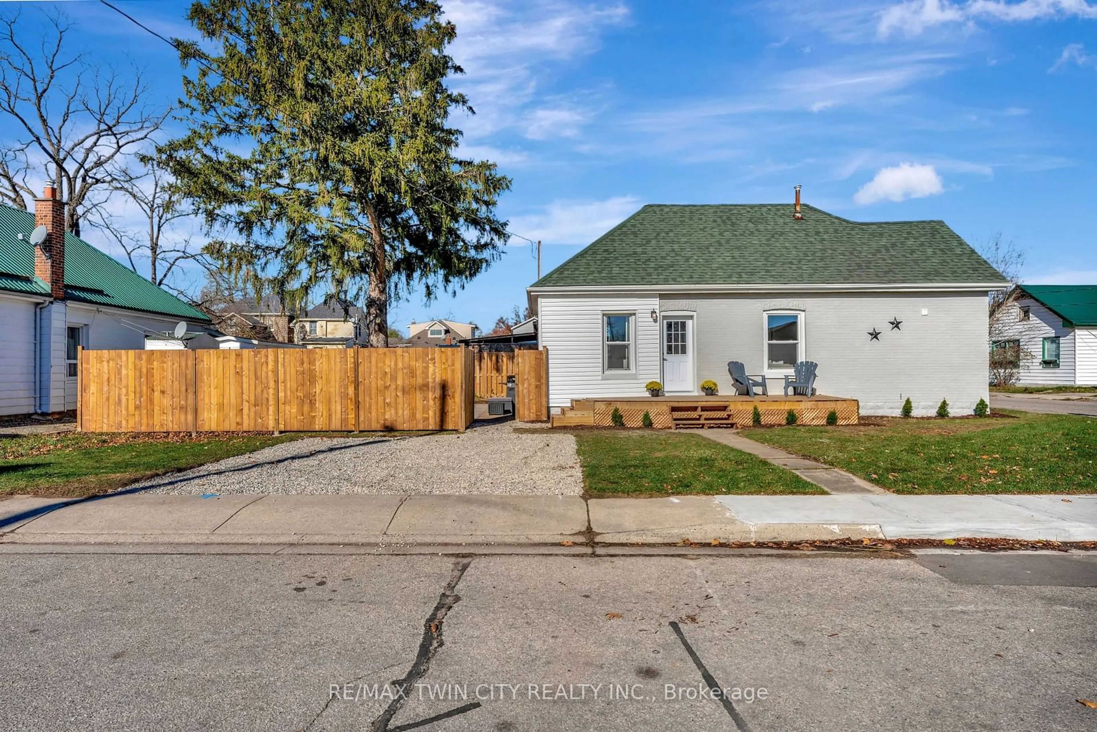 A pic from outside/outdoor area/front of a property/back of a property/a pic from drone, street for 15 Gordon St, Brantford Ontario N3S 2M7