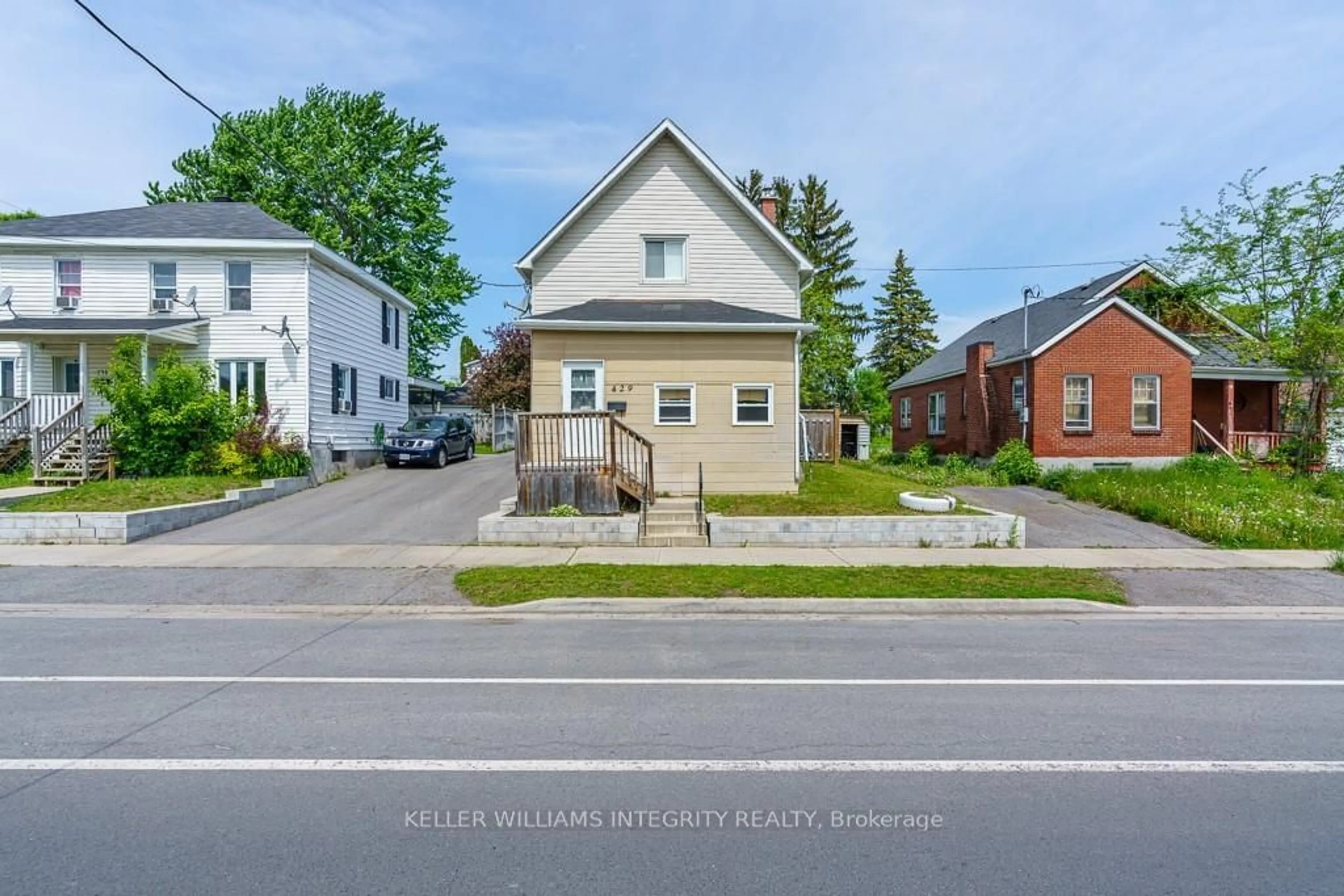 A pic from outside/outdoor area/front of a property/back of a property/a pic from drone, street for 429 Fifth St, Cornwall Ontario K6H 2M4