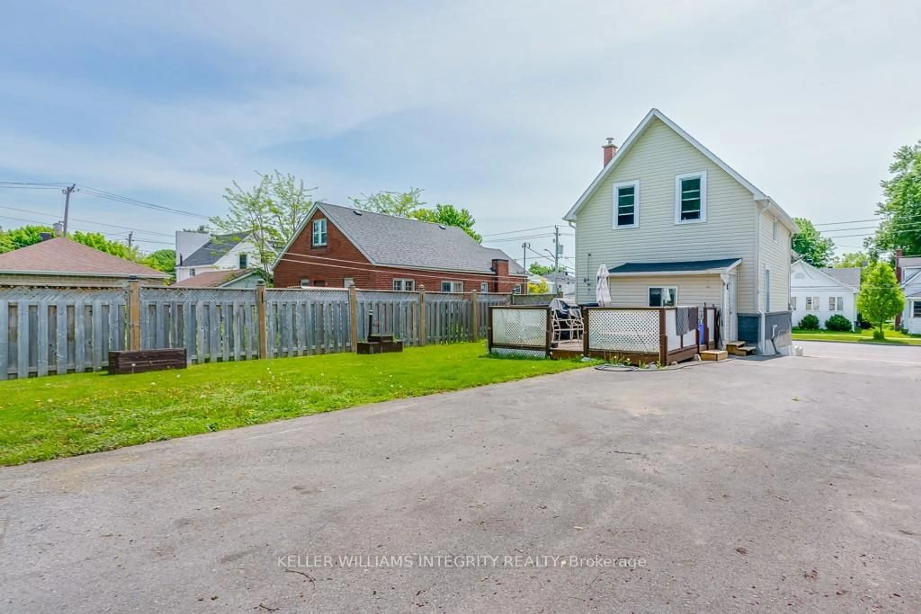 A pic from outside/outdoor area/front of a property/back of a property/a pic from drone, street for 429 Fifth St, Cornwall Ontario K6H 2M4