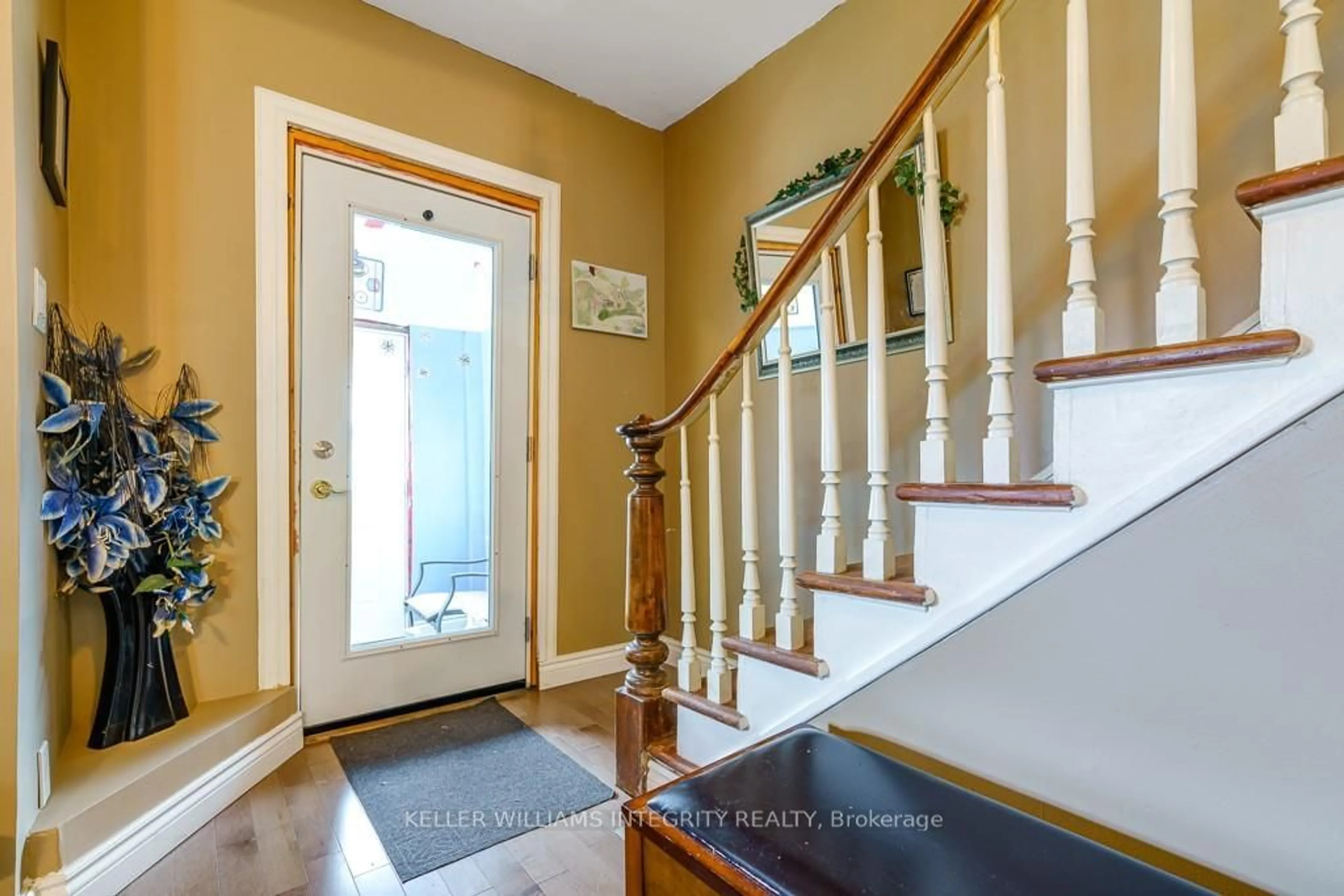 Indoor entryway for 429 Fifth St, Cornwall Ontario K6H 2M4