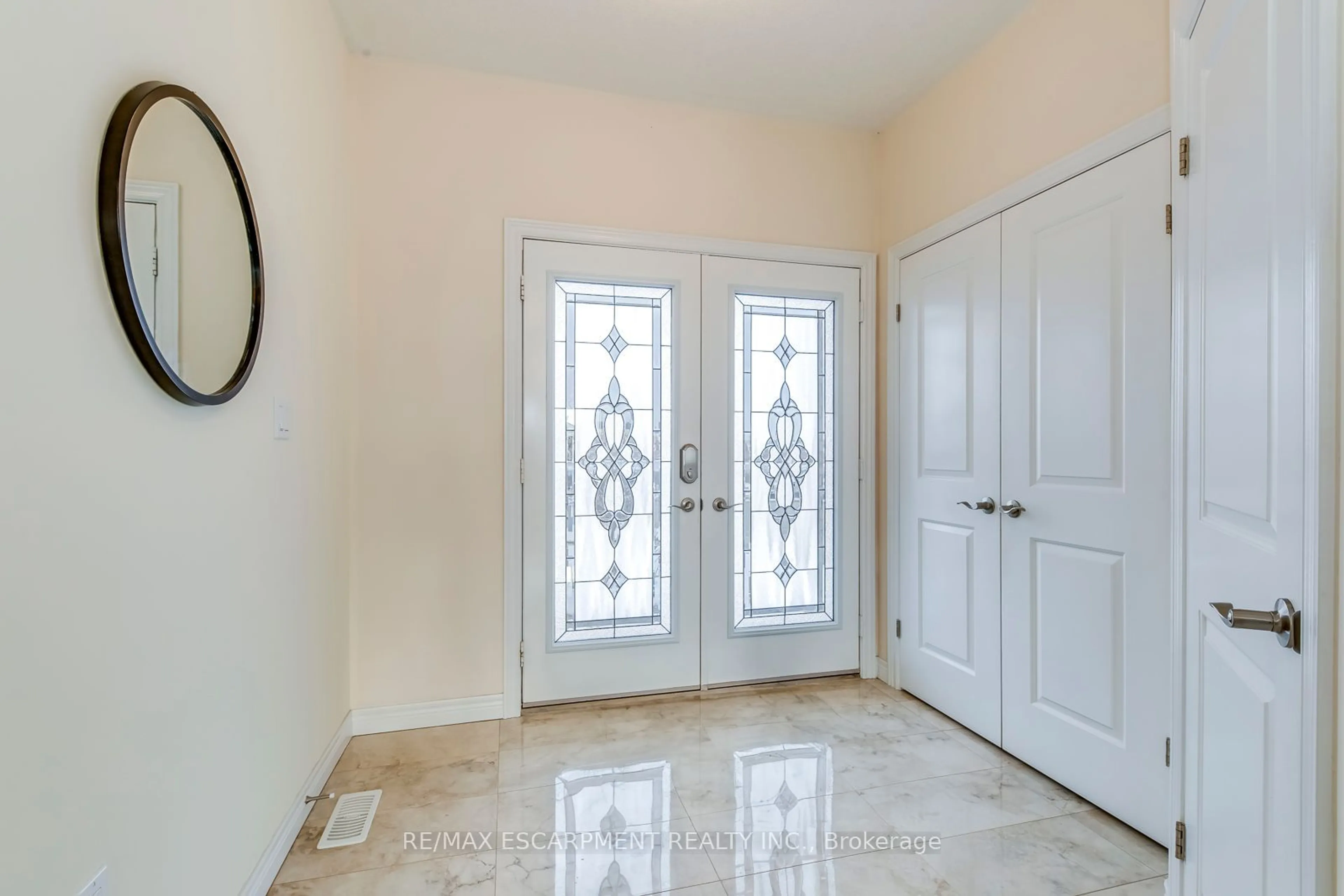 Indoor entryway for 428 Dalgleish Tr, Hamilton Ontario L0R 1P0