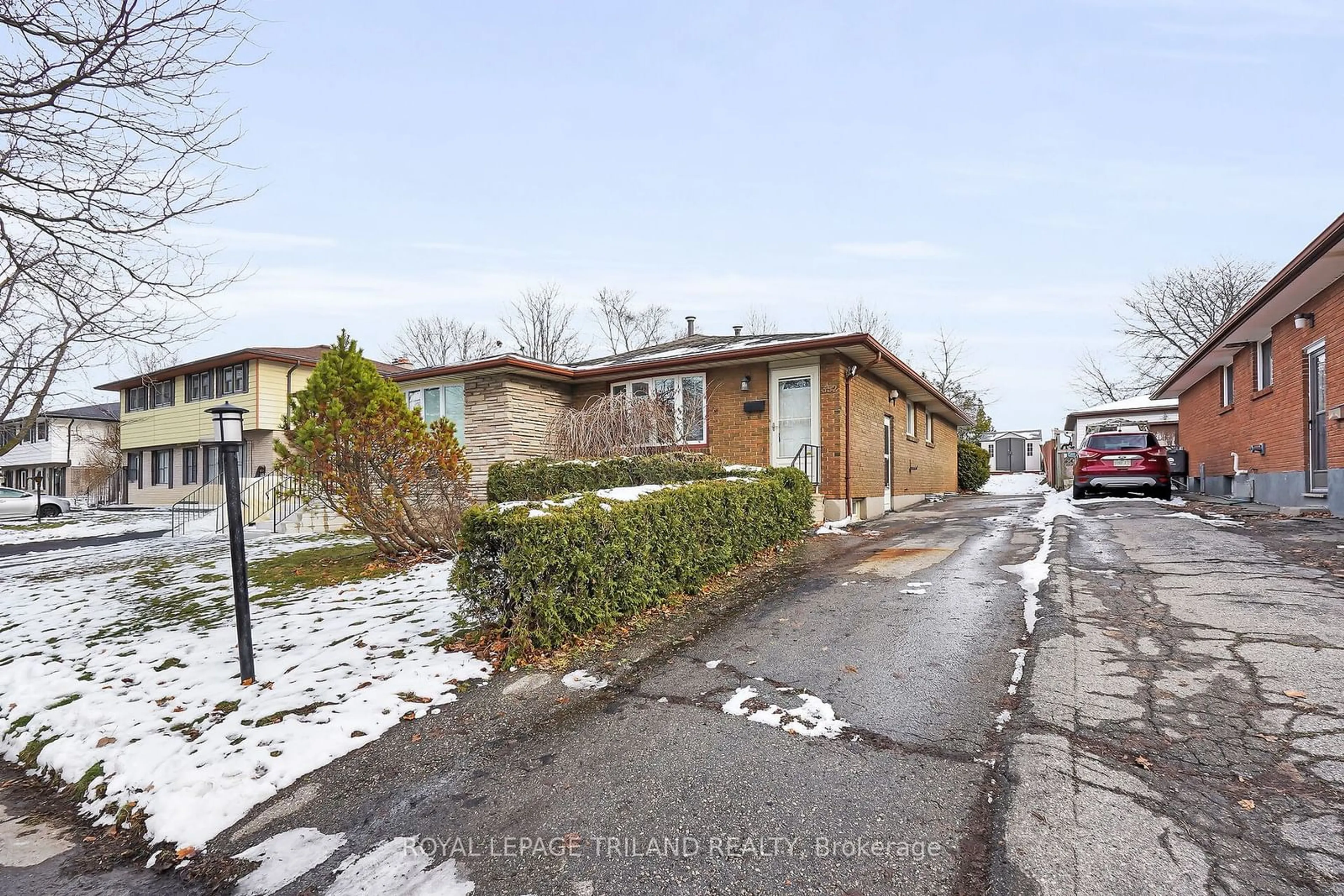 A pic from outside/outdoor area/front of a property/back of a property/a pic from drone, street for 352 Baseline Rd, London Ontario N6J 1W1