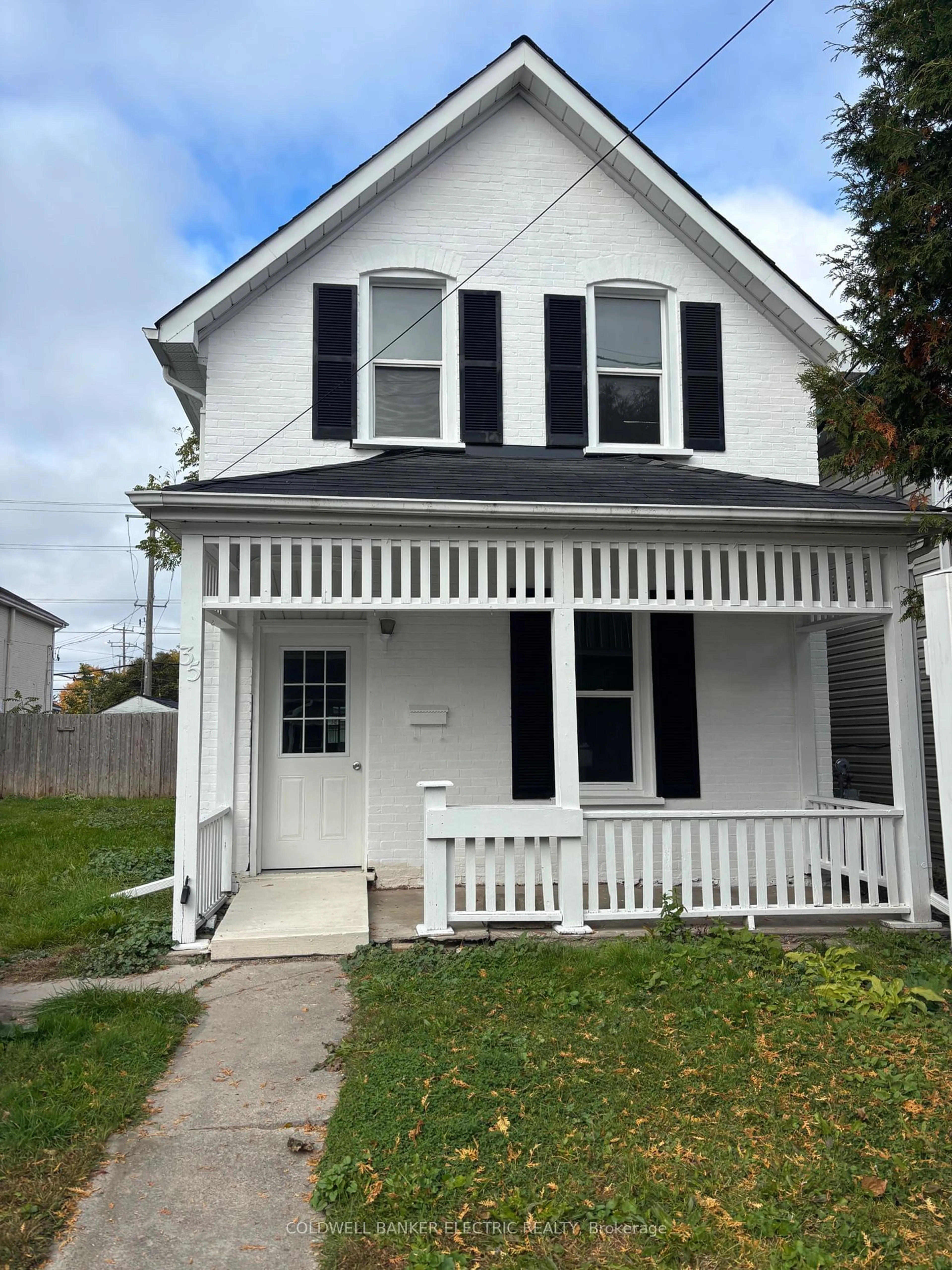 Home with vinyl exterior material, street for 35 Stewart Pl, Peterborough Ontario K9J 3L8