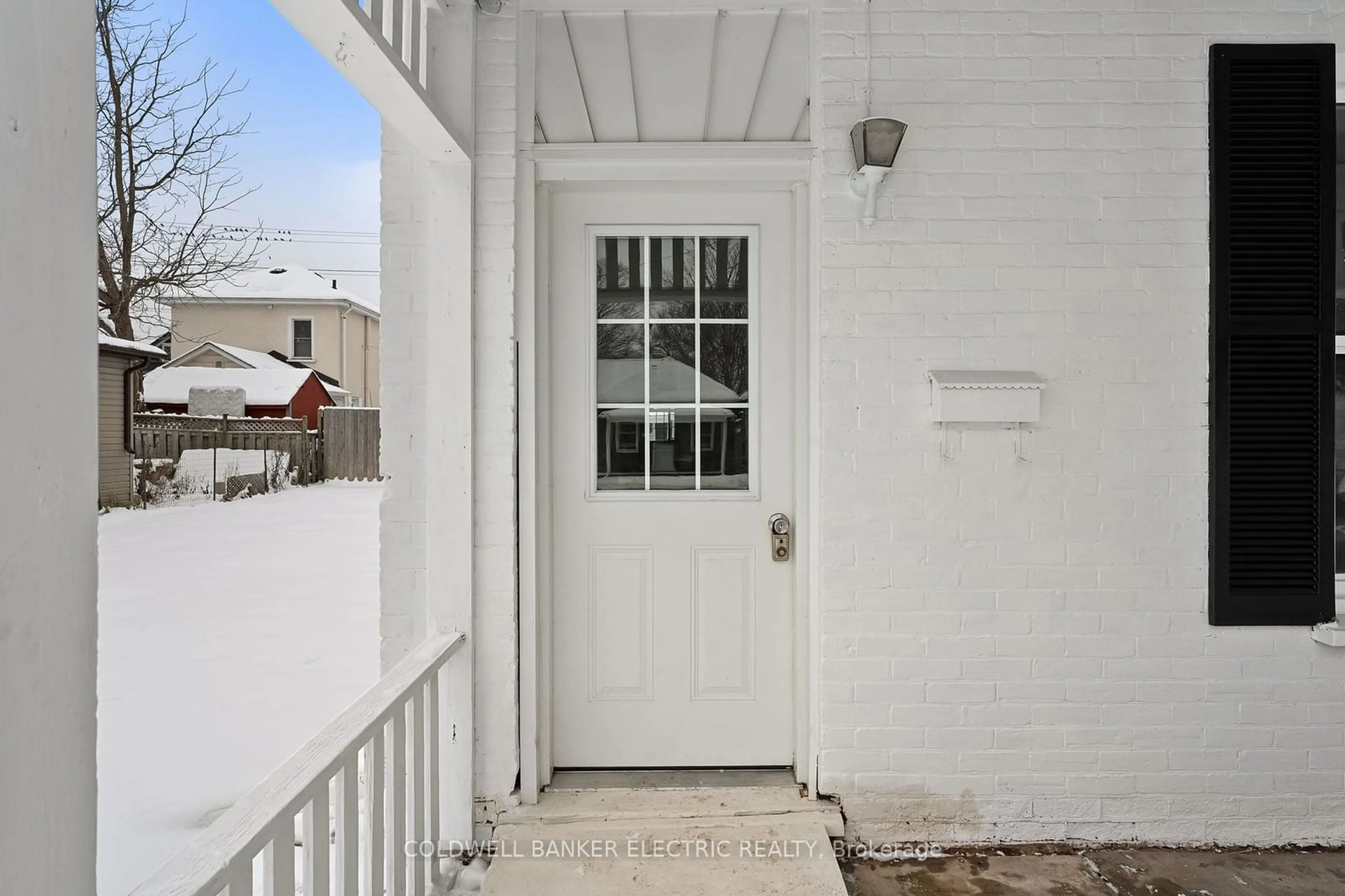 Indoor entryway for 35 Stewart Pl, Peterborough Ontario K9J 3L8