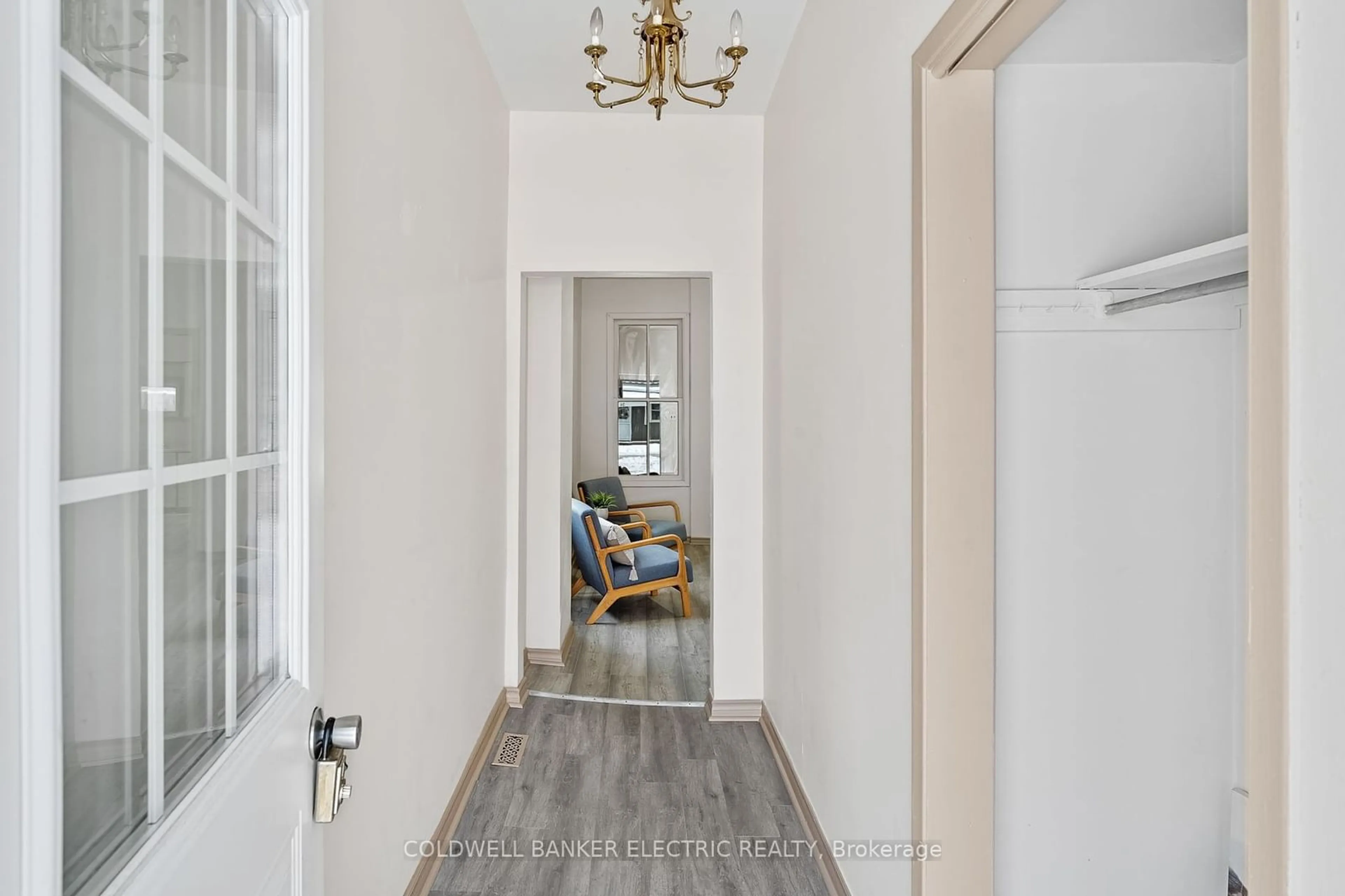 Indoor entryway for 35 Stewart Pl, Peterborough Ontario K9J 3L8