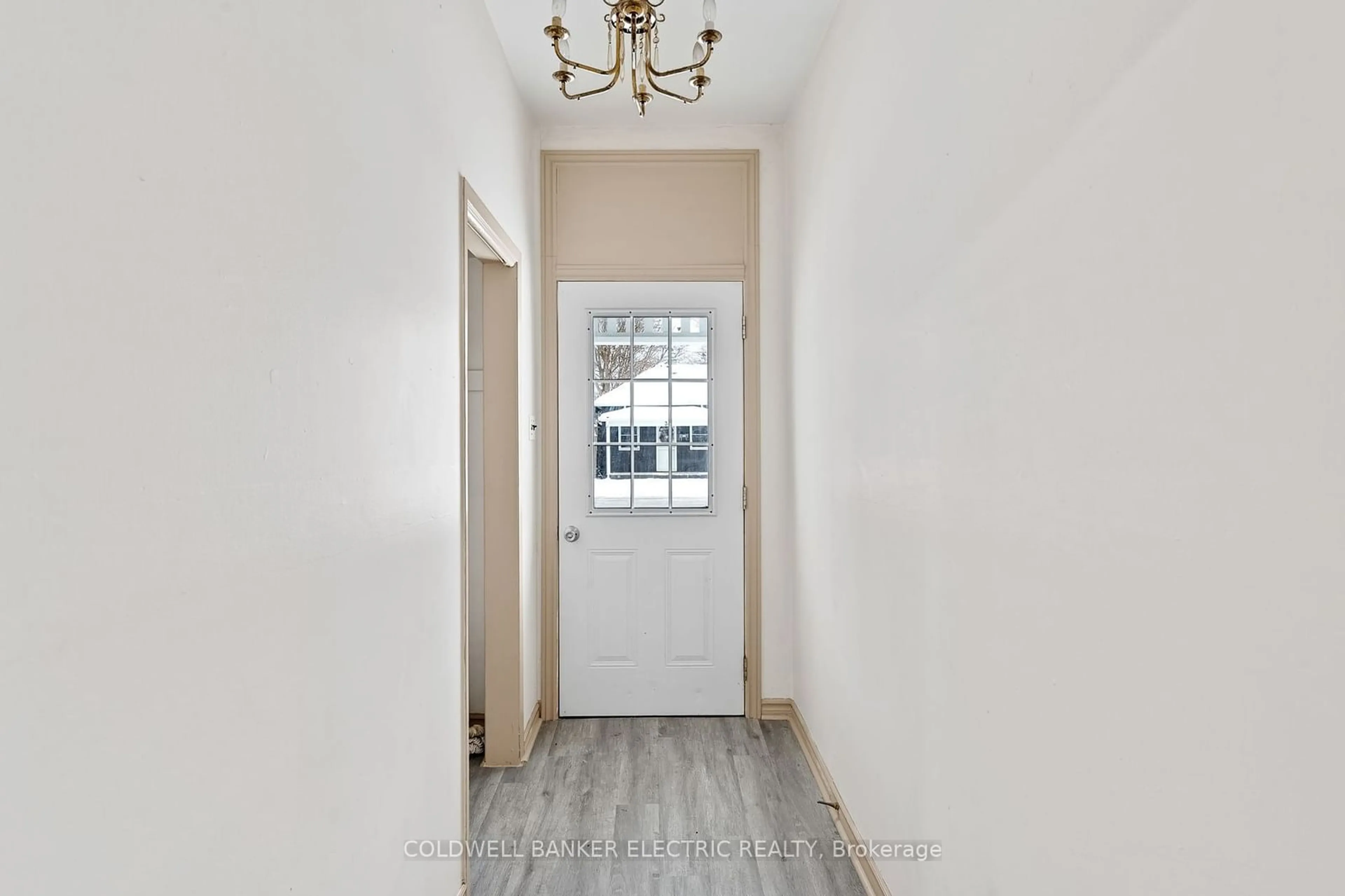 Indoor entryway for 35 Stewart Pl, Peterborough Ontario K9J 3L8