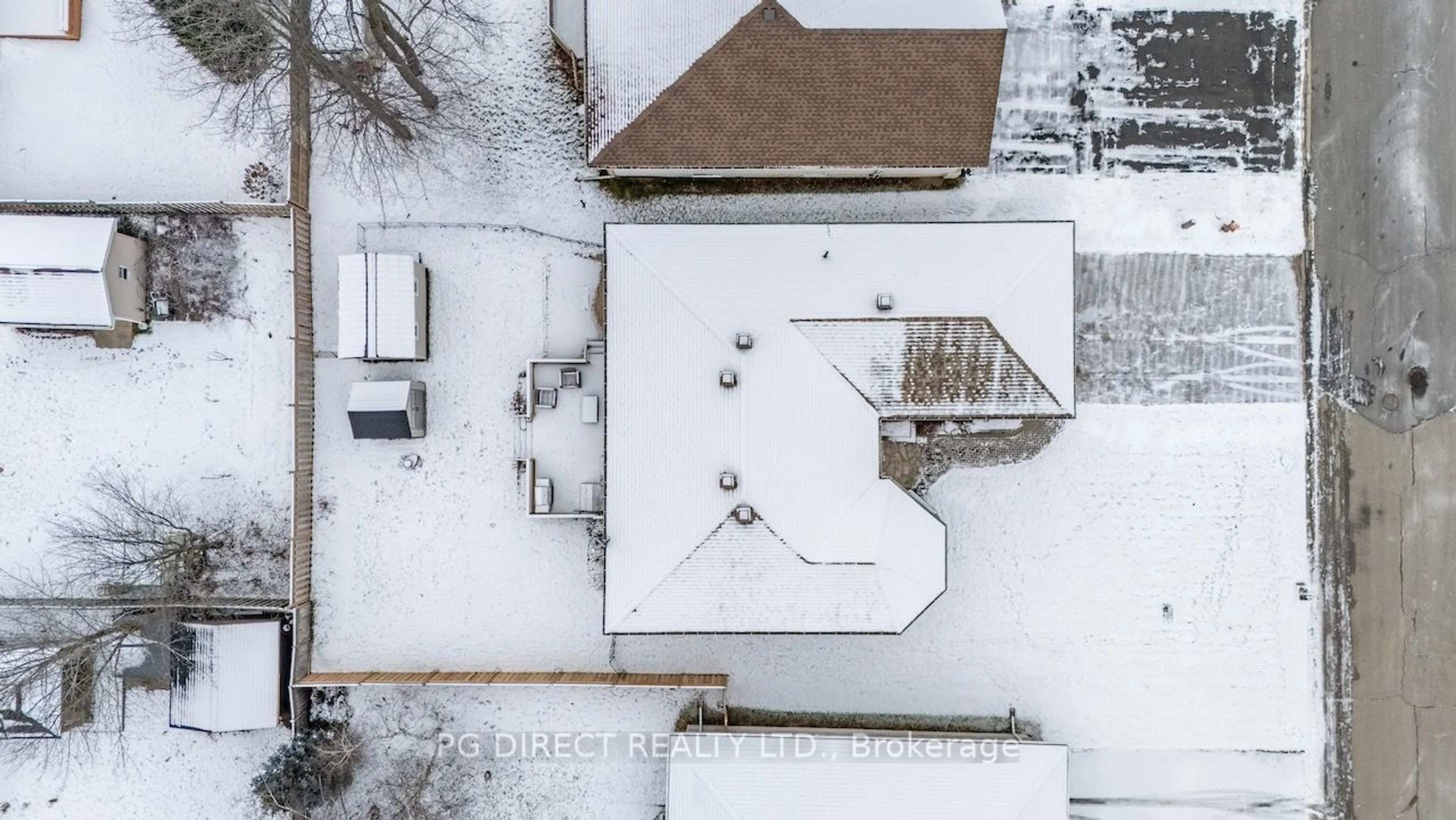 A pic from outside/outdoor area/front of a property/back of a property/a pic from drone, building for 1019 Massie Dr, Prescott Ontario K0E 1T0