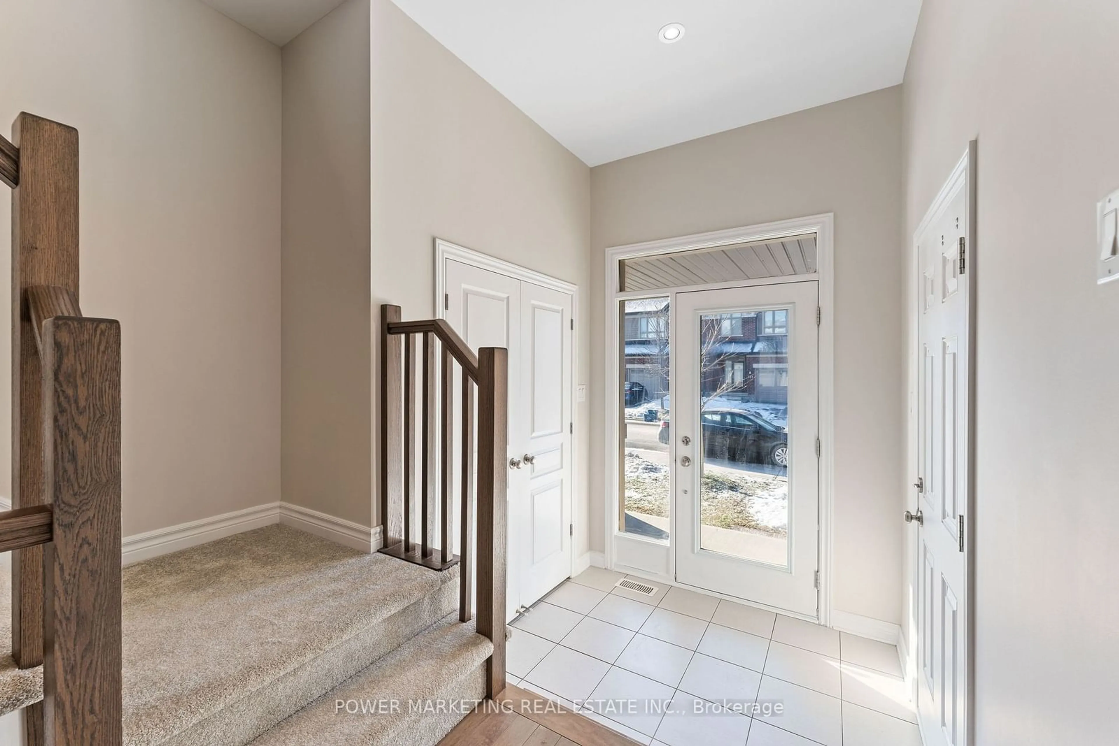 Indoor entryway for 544 Triangle St, Kanata Ontario K2V 0M5