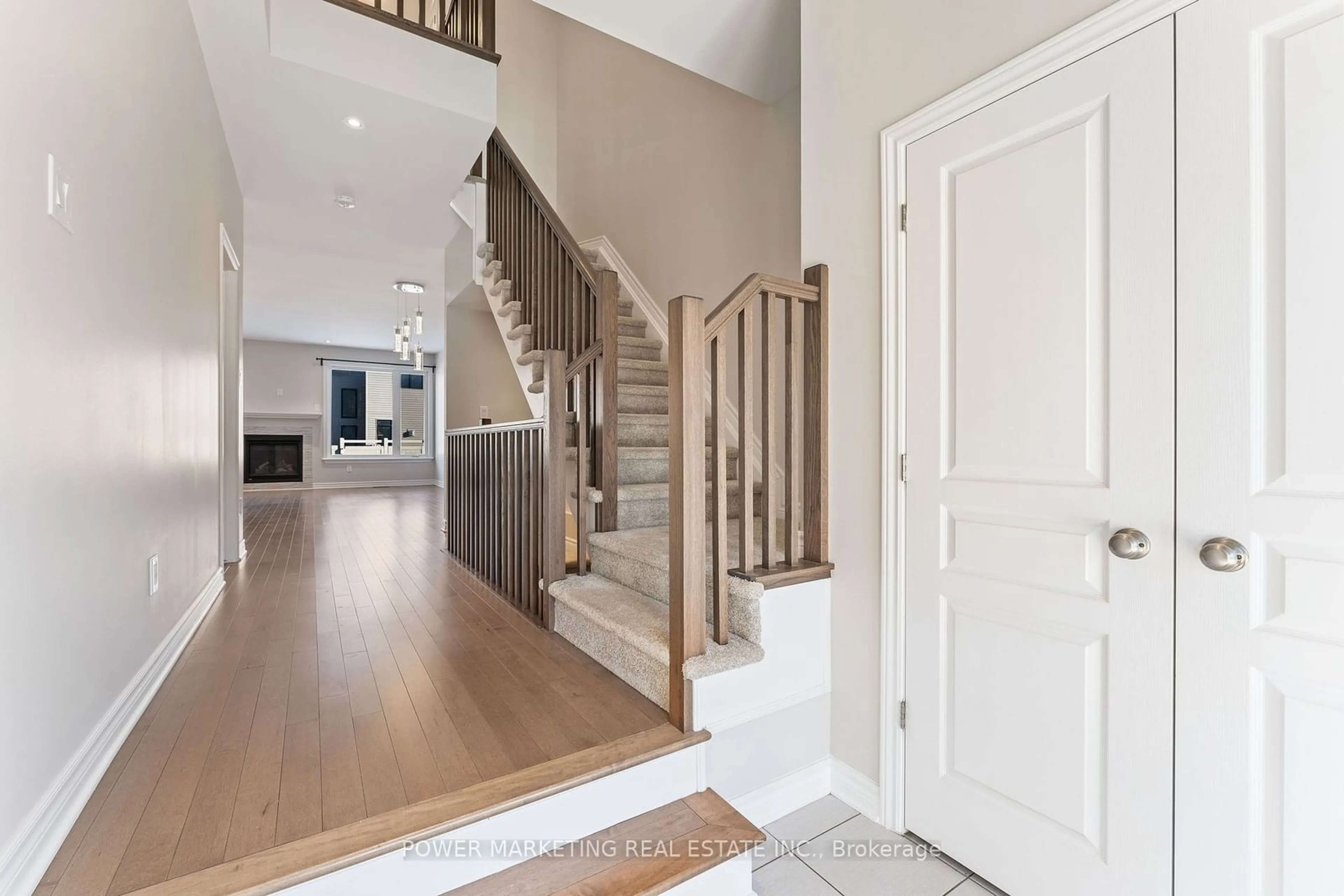 Indoor entryway for 544 Triangle St, Kanata Ontario K2V 0M5