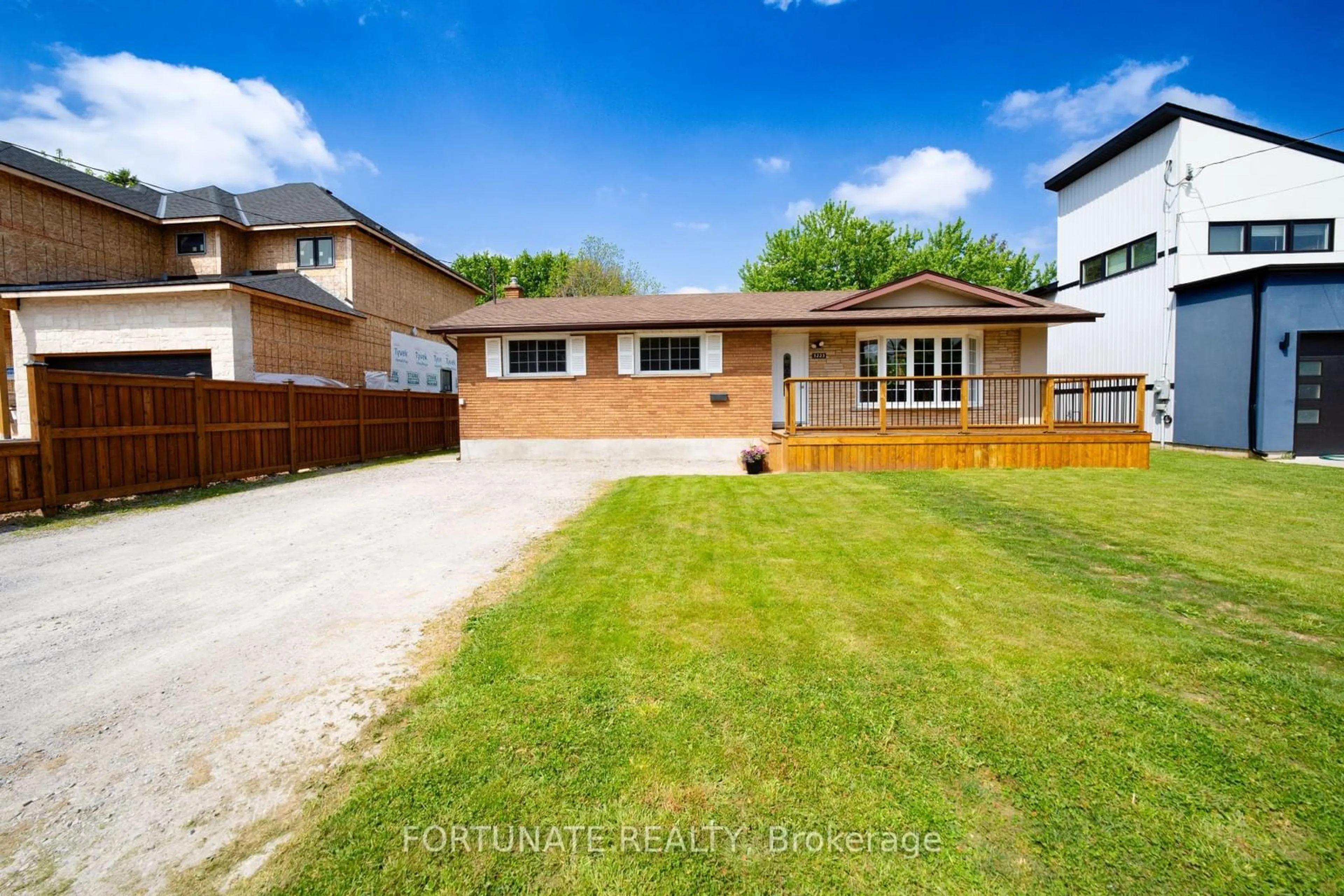 A pic from outside/outdoor area/front of a property/back of a property/a pic from drone, street for 3223 Dorchester Rd, Niagara Falls Ontario L2J 2Z9