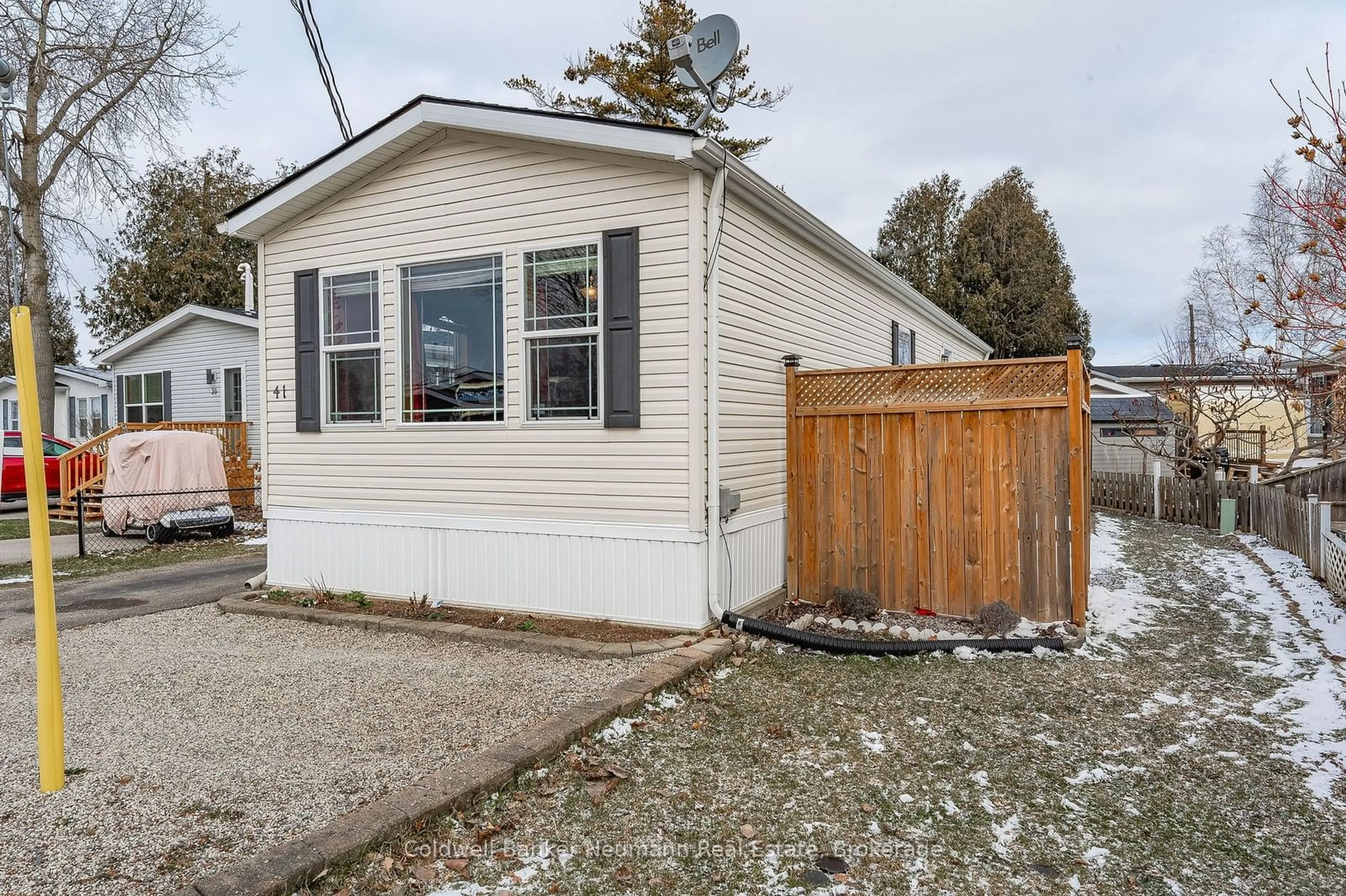 Home with vinyl exterior material, street for 41 CEDARBUSH Cres, Puslinch Ontario N0B 2J0