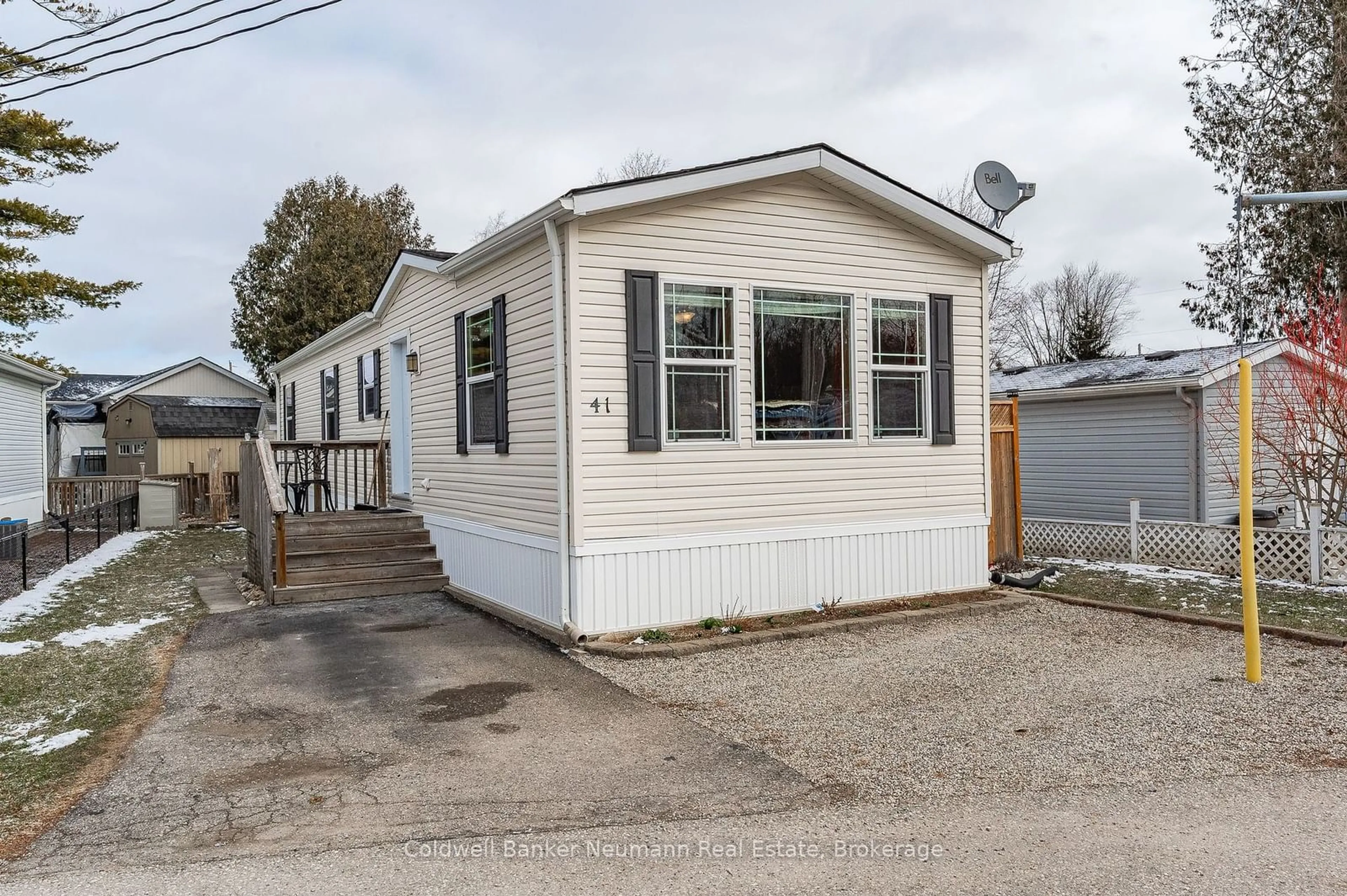 Home with vinyl exterior material, street for 41 CEDARBUSH Cres, Puslinch Ontario N0B 2J0