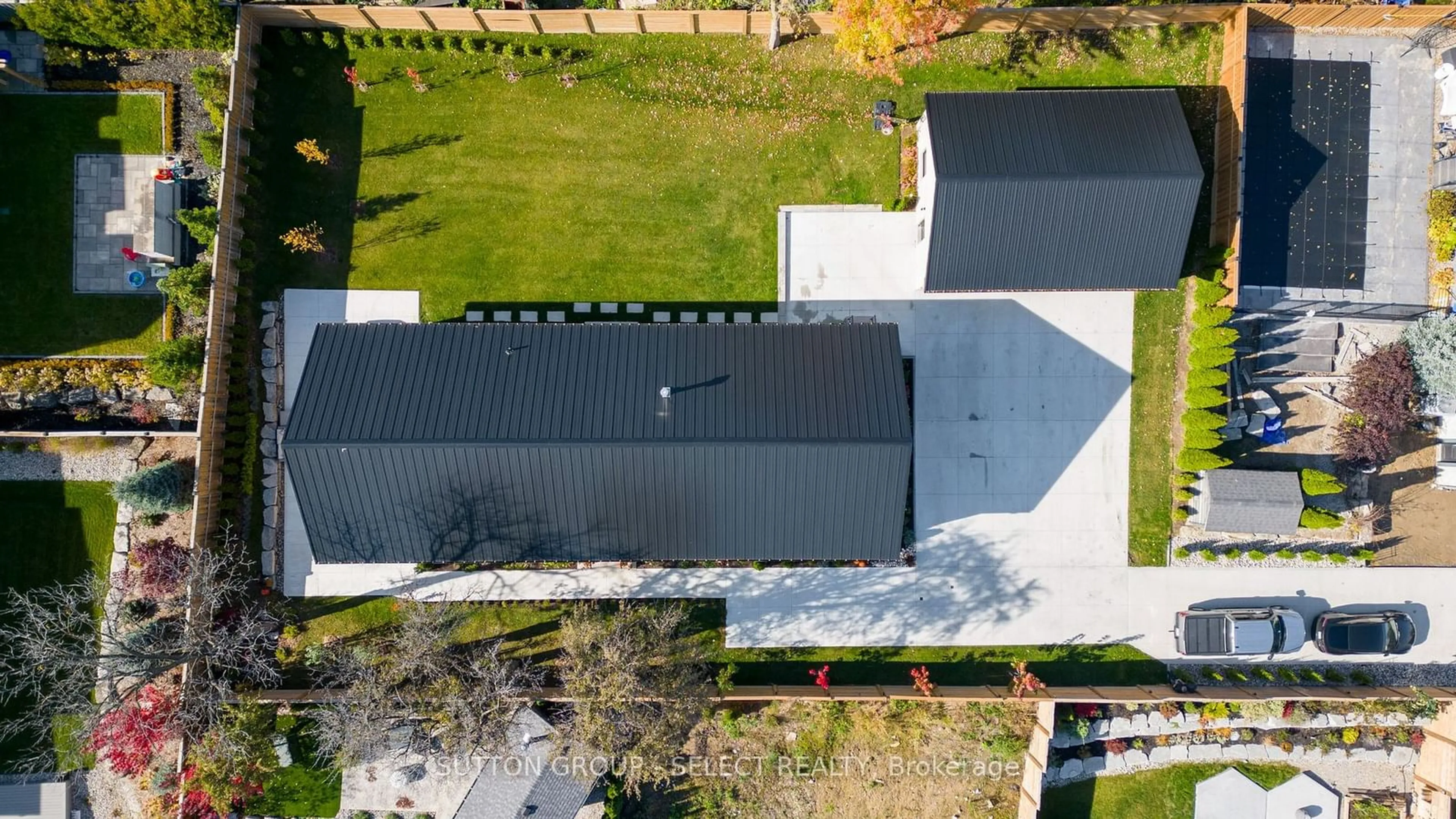 A pic from outside/outdoor area/front of a property/back of a property/a pic from drone, building for 185 Commissioners Rd, London Ontario N6C 2S9