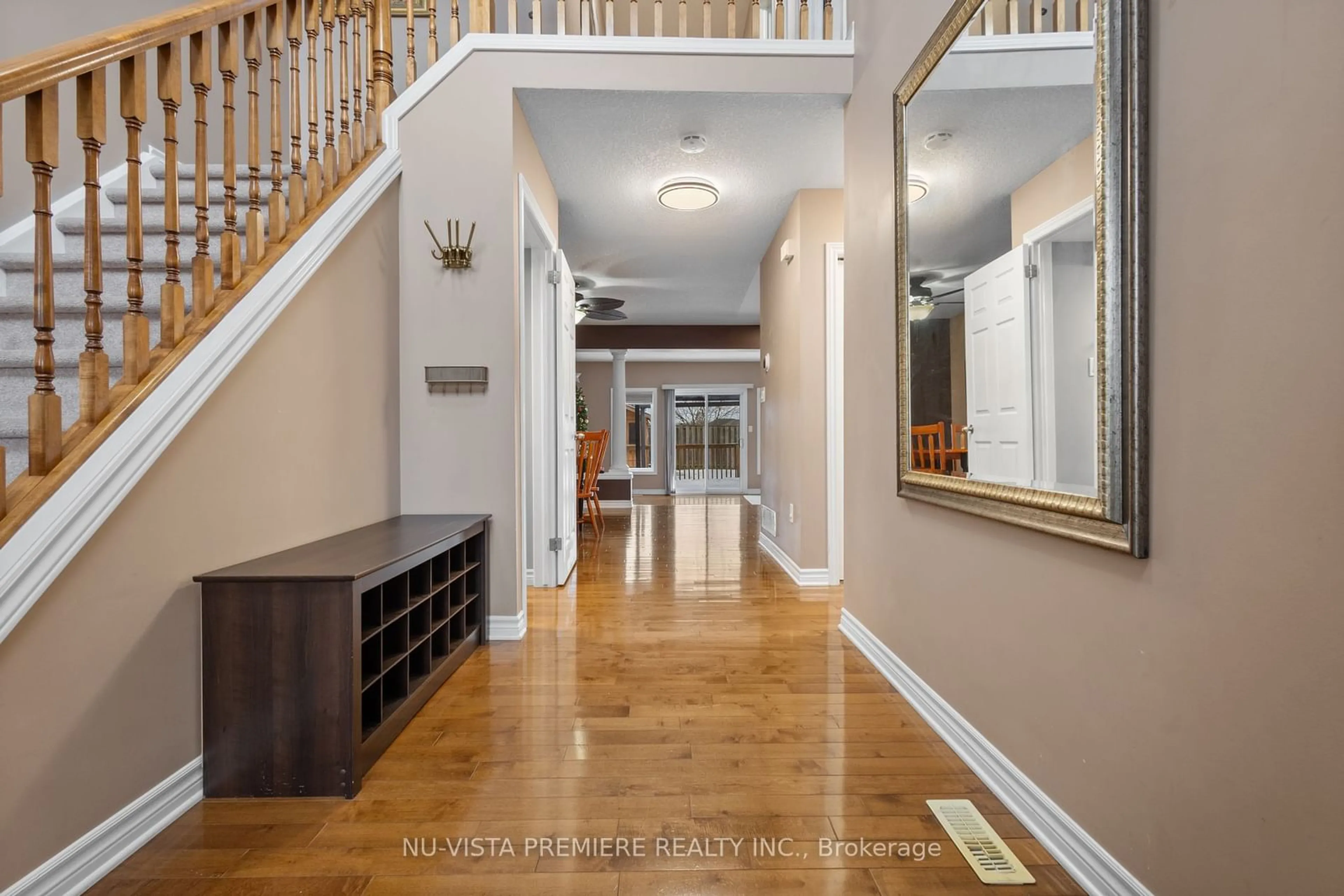 Indoor foyer for 1372 Pleasantview Dr, London Ontario N5X 4P7