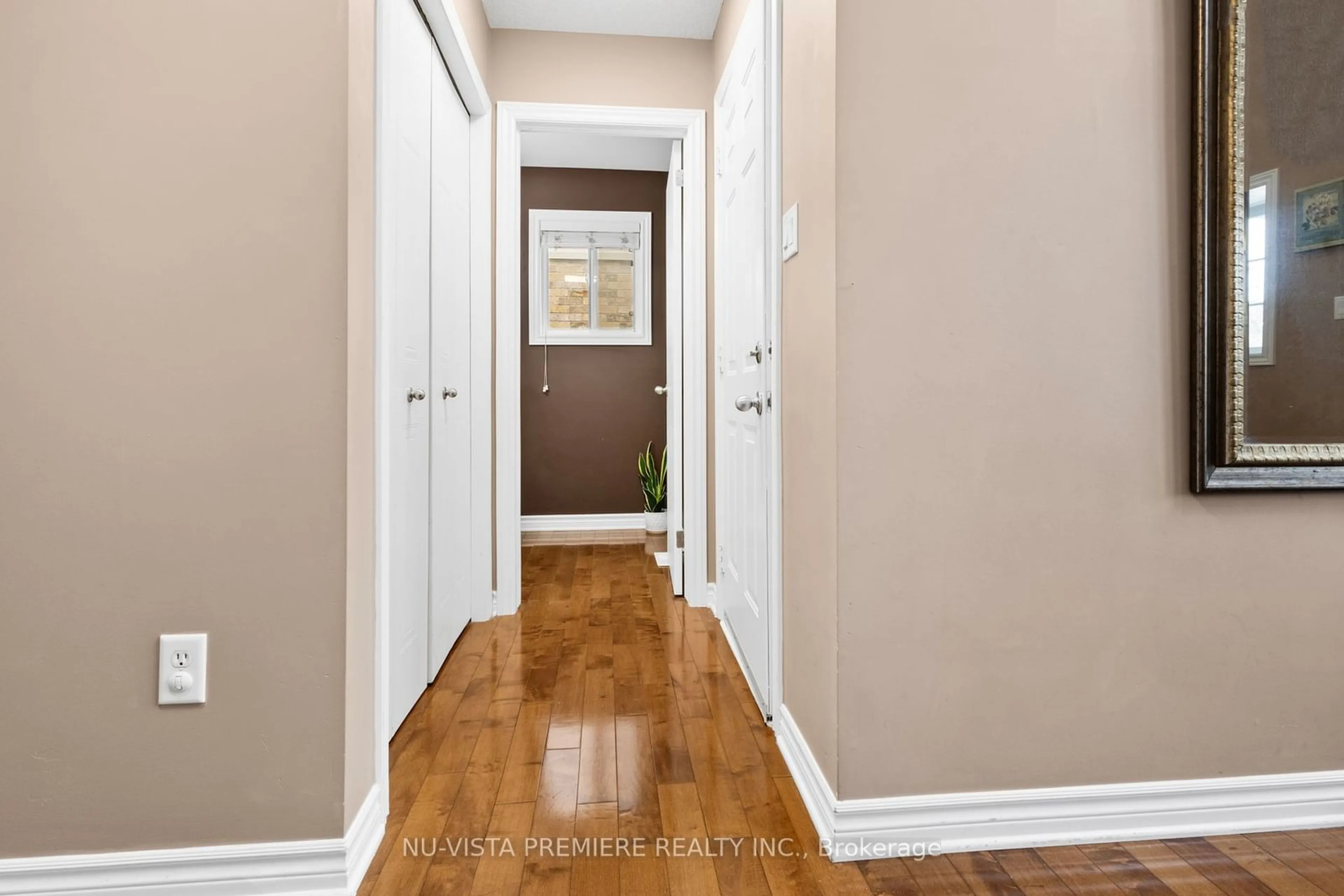 Indoor entryway for 1372 Pleasantview Dr, London Ontario N5X 4P7