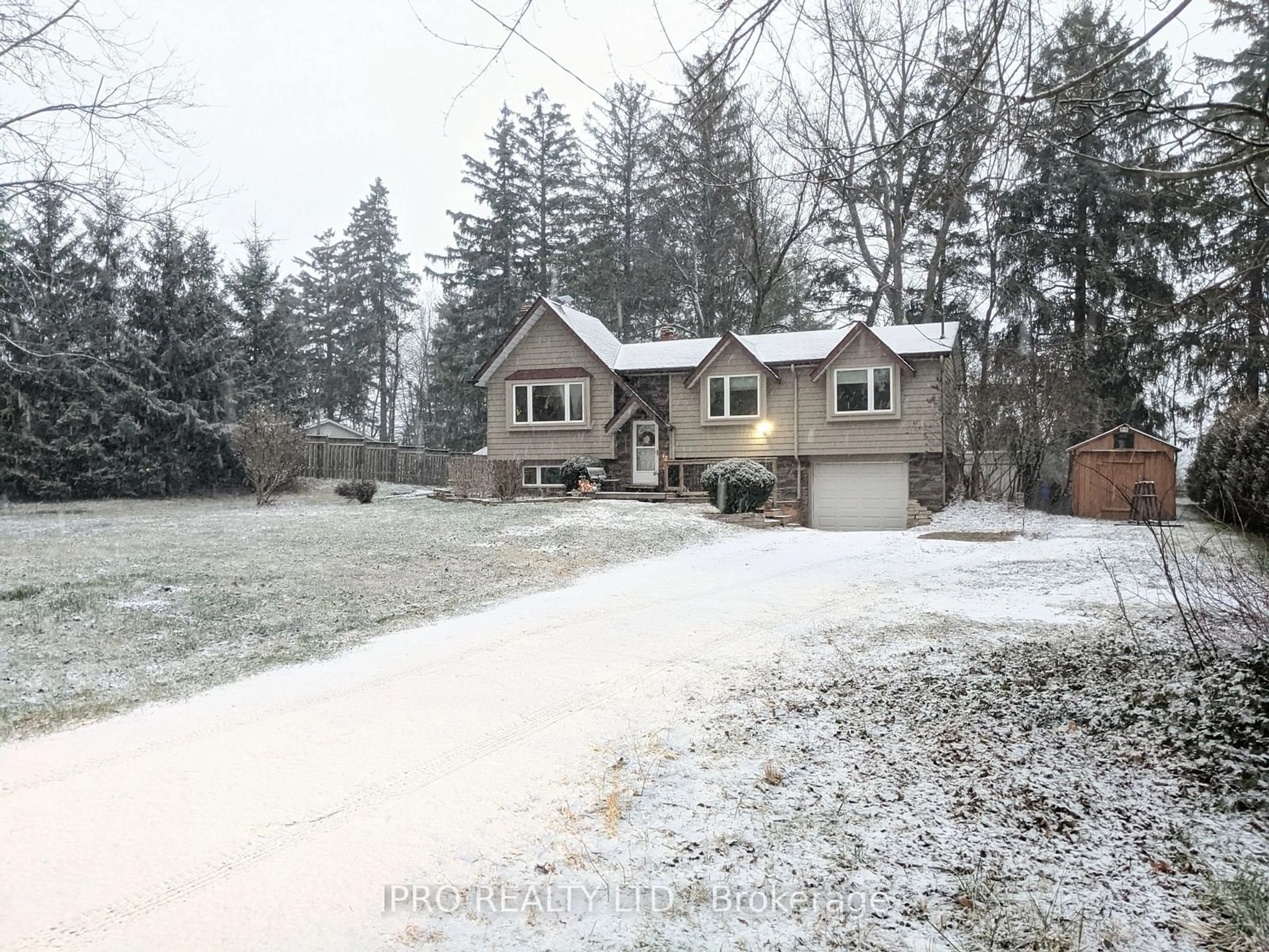 A pic from outside/outdoor area/front of a property/back of a property/a pic from drone, street for 2607 Norman Rd, Hamilton Ontario N0B 1L0