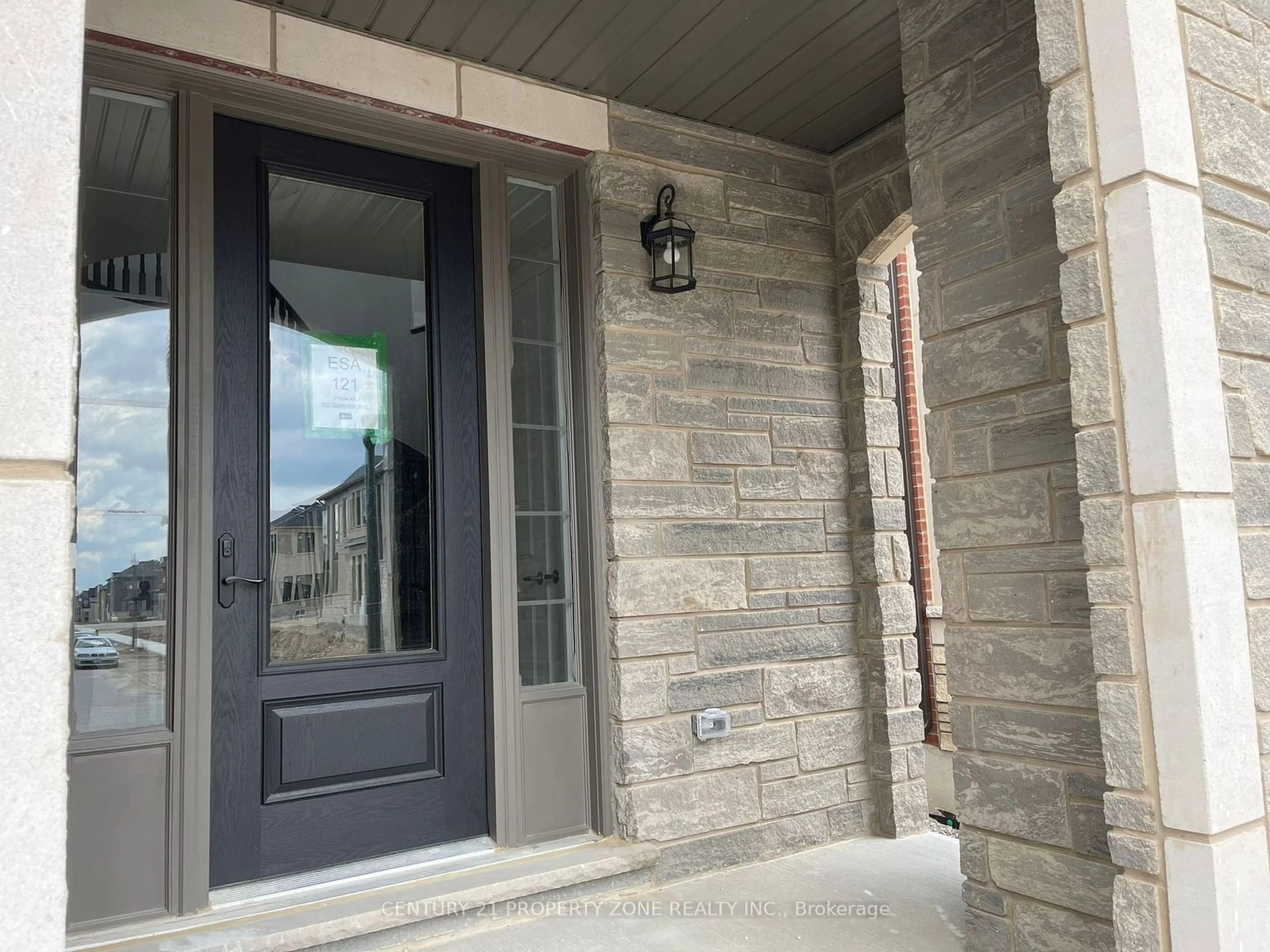 Indoor entryway for 803 Queenston Blvd, Woodstock Ontario N4T 0M4