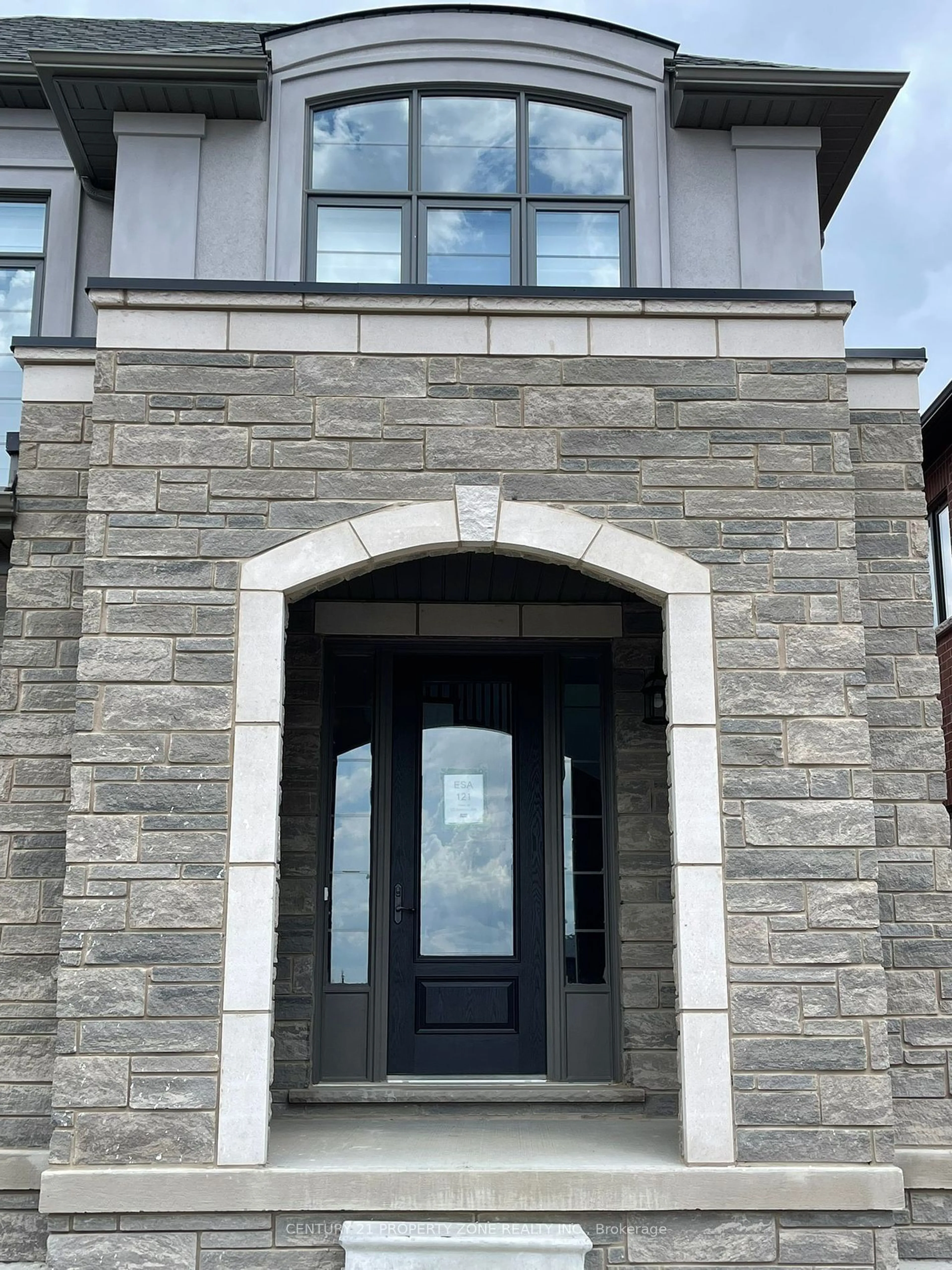 Indoor entryway for 803 Queenston Blvd, Woodstock Ontario N4T 0M4