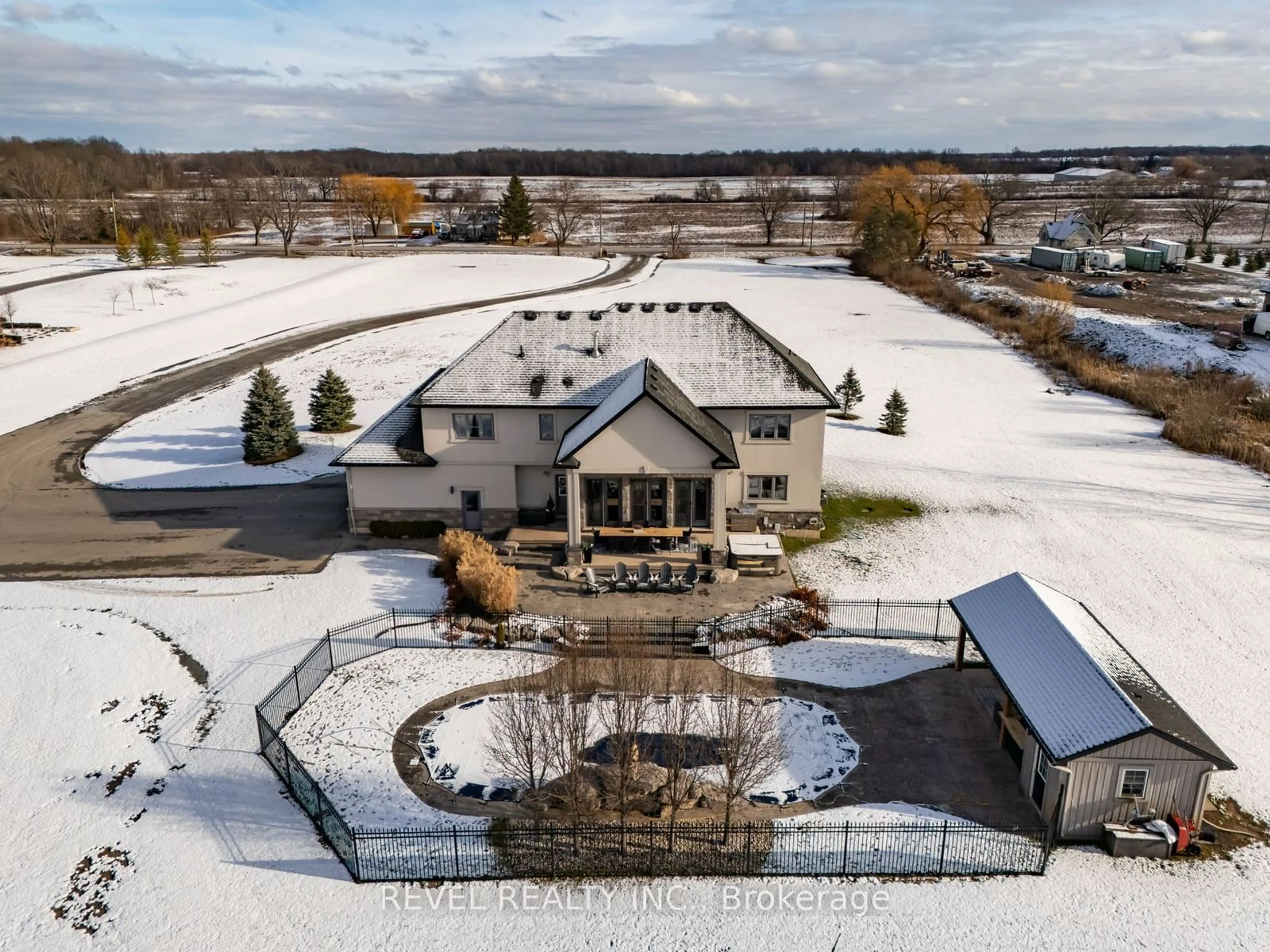 A pic from outside/outdoor area/front of a property/back of a property/a pic from drone, unknown for 1479 Merrittville Hwy, Thorold Ontario L3B 5N5